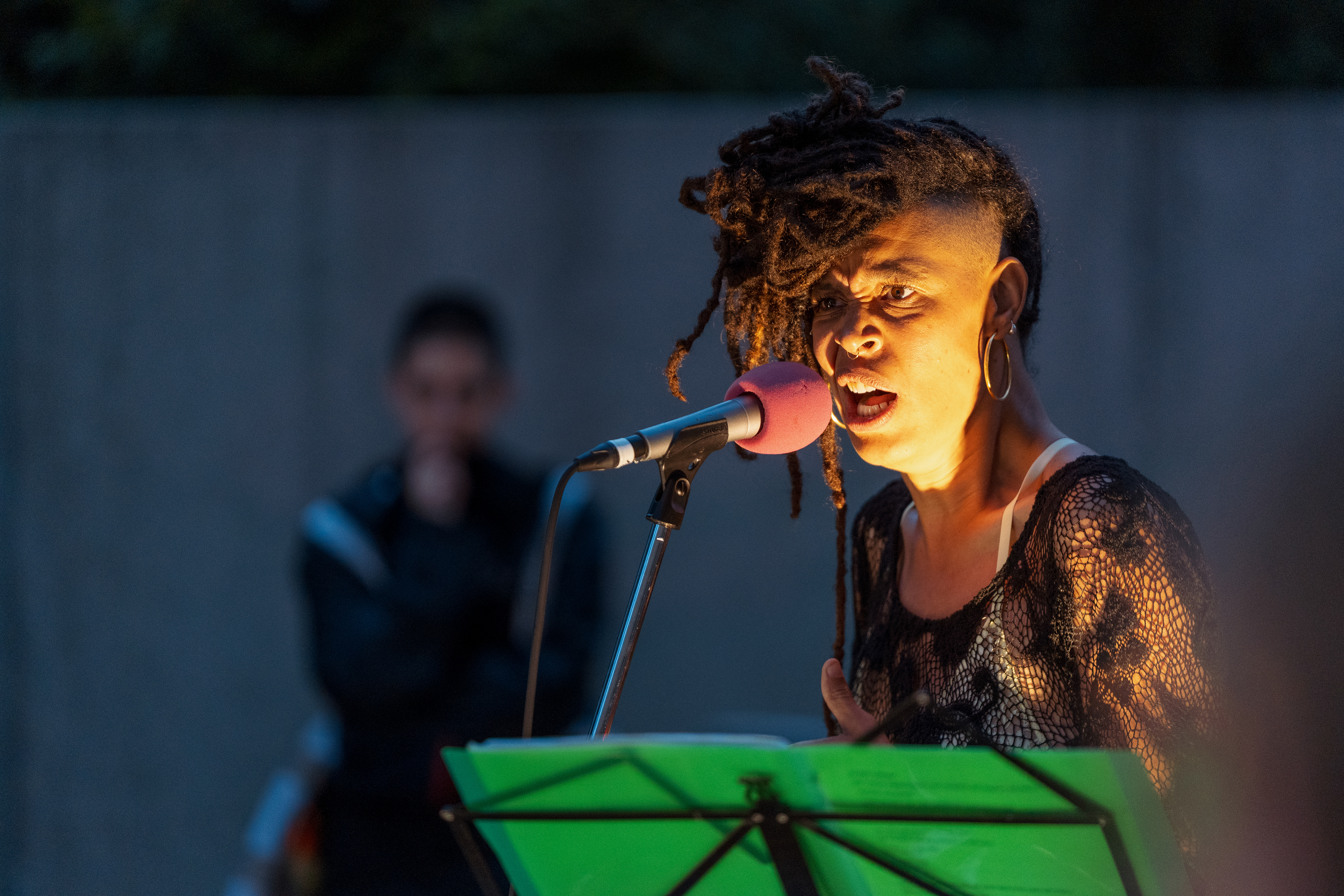 PARCE QUE LES MAJORETTES FINISSENT TOUTES SOUS UN TAS DE BÛCHES OU DANS UNE BÉTONNEUSE PARCE QUE LES MAJORETTES FINISSENT TOUTES SOUS UN TAS DE BÛCHES OU DANS UNE BÉTONNEUSE, Pina Wood et Thomas Lippens © Eddie Taz