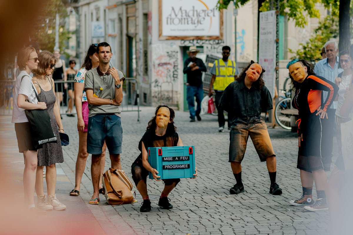 parade d'intimidation aigre-douce, Théâtre de l’extrême © Alan Heiniger