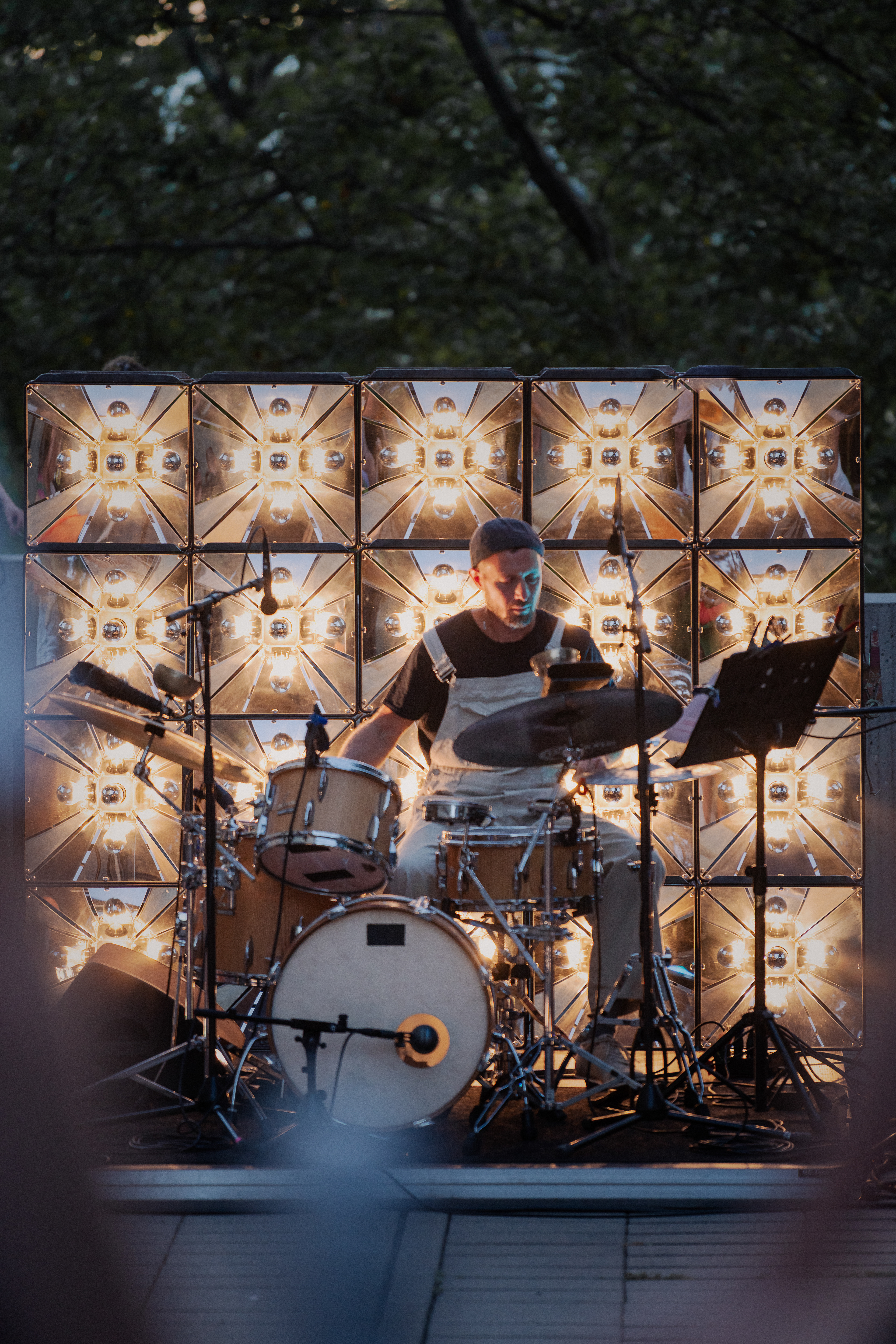 PARCE QUE LES MAJORETTES FINISSENT TOUTES SOUS UN TAS DE BÛCHES OU DANS UNE BÉTONNEUSE, Pina Wood et Thomas Lippens © Eddie Taz