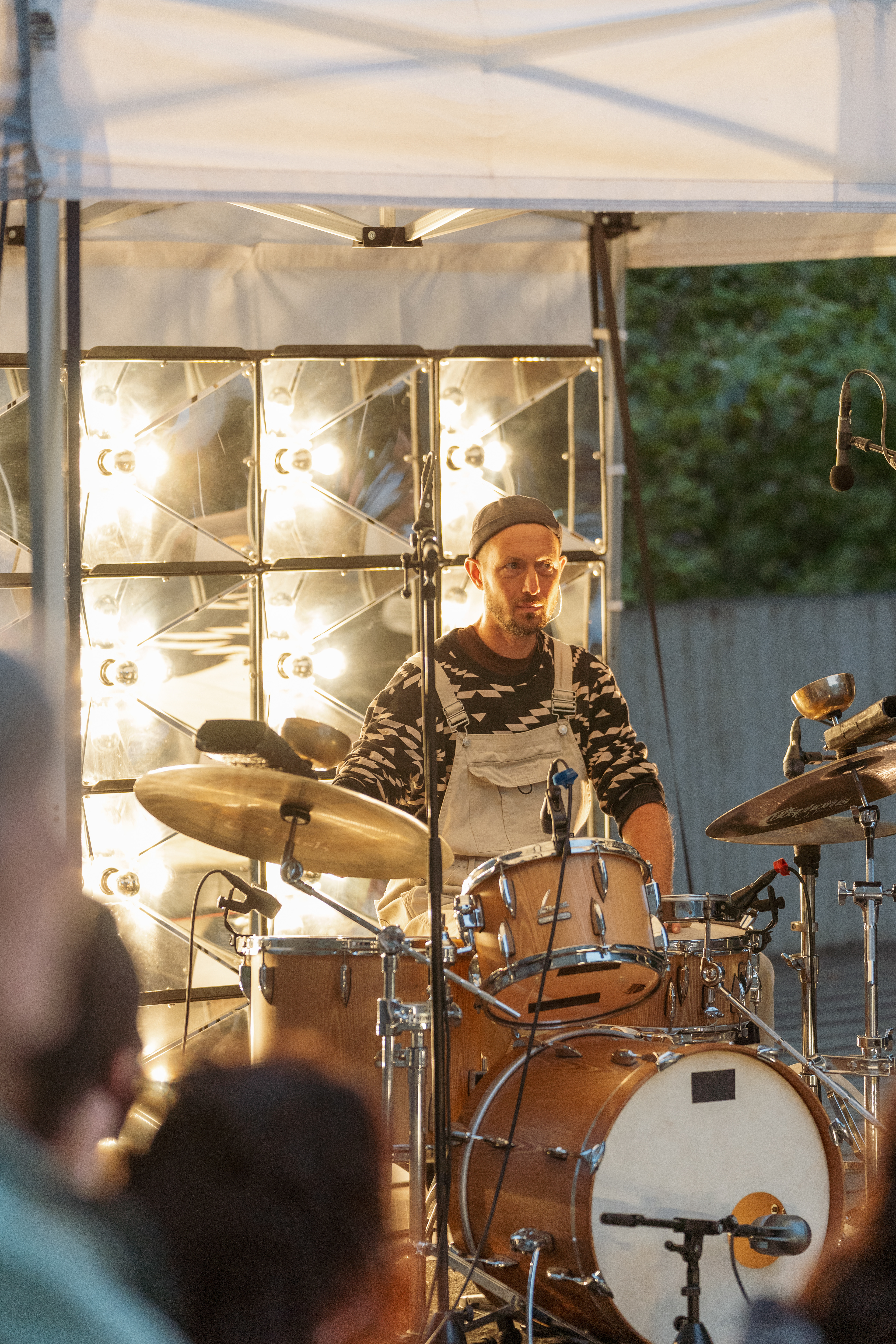 PARCE QUE LES MAJORETTES FINISSENT TOUTES SOUS UN TAS DE BÛCHES OU DANS UNE BÉTONNEUSE PARCE QUE LES MAJORETTES FINISSENT TOUTES SOUS UN TAS DE BÛCHES OU DANS UNE BÉTONNEUSE, Pina Wood et Thomas Lippens © Eddie Taz