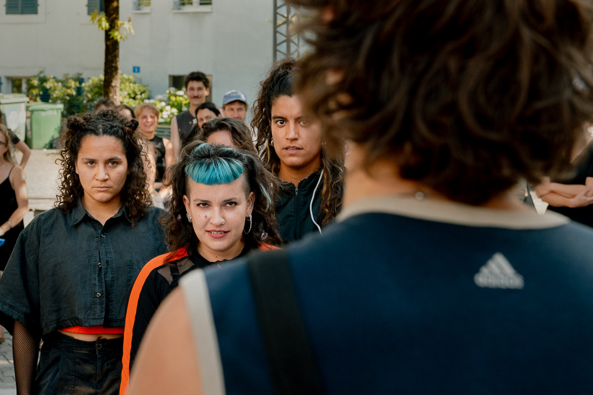 parade d'intimidation aigre-douce, Théâtre de l’extrême © Alan Heiniger