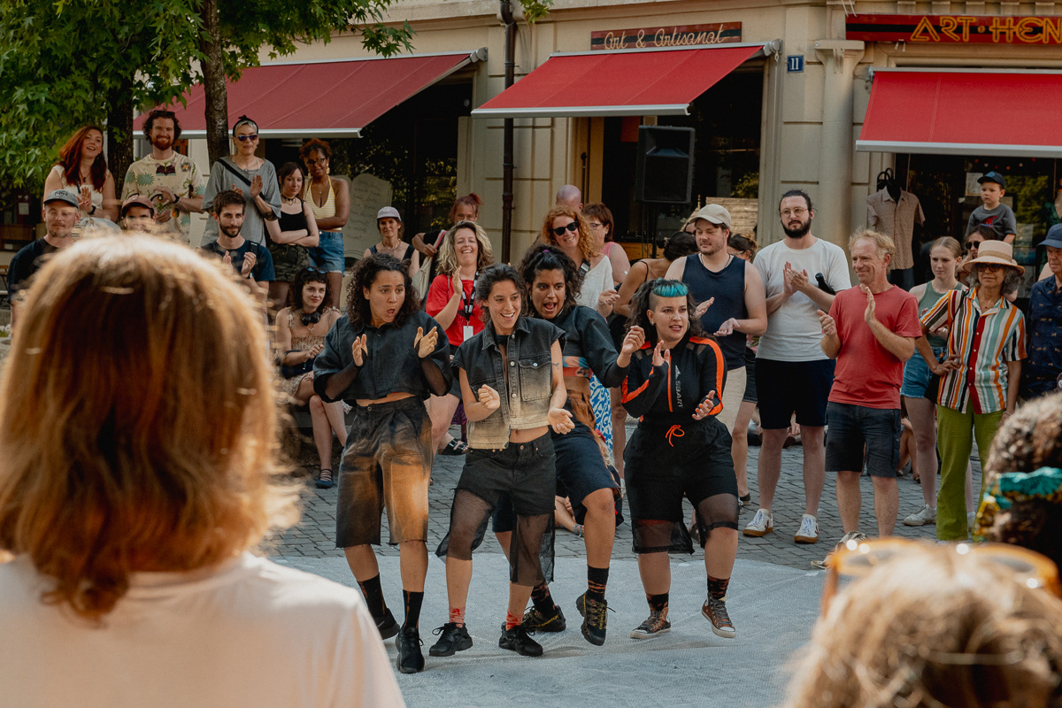 parade d'intimidation aigre-douce, Théâtre de l’extrême © Alan Heiniger
