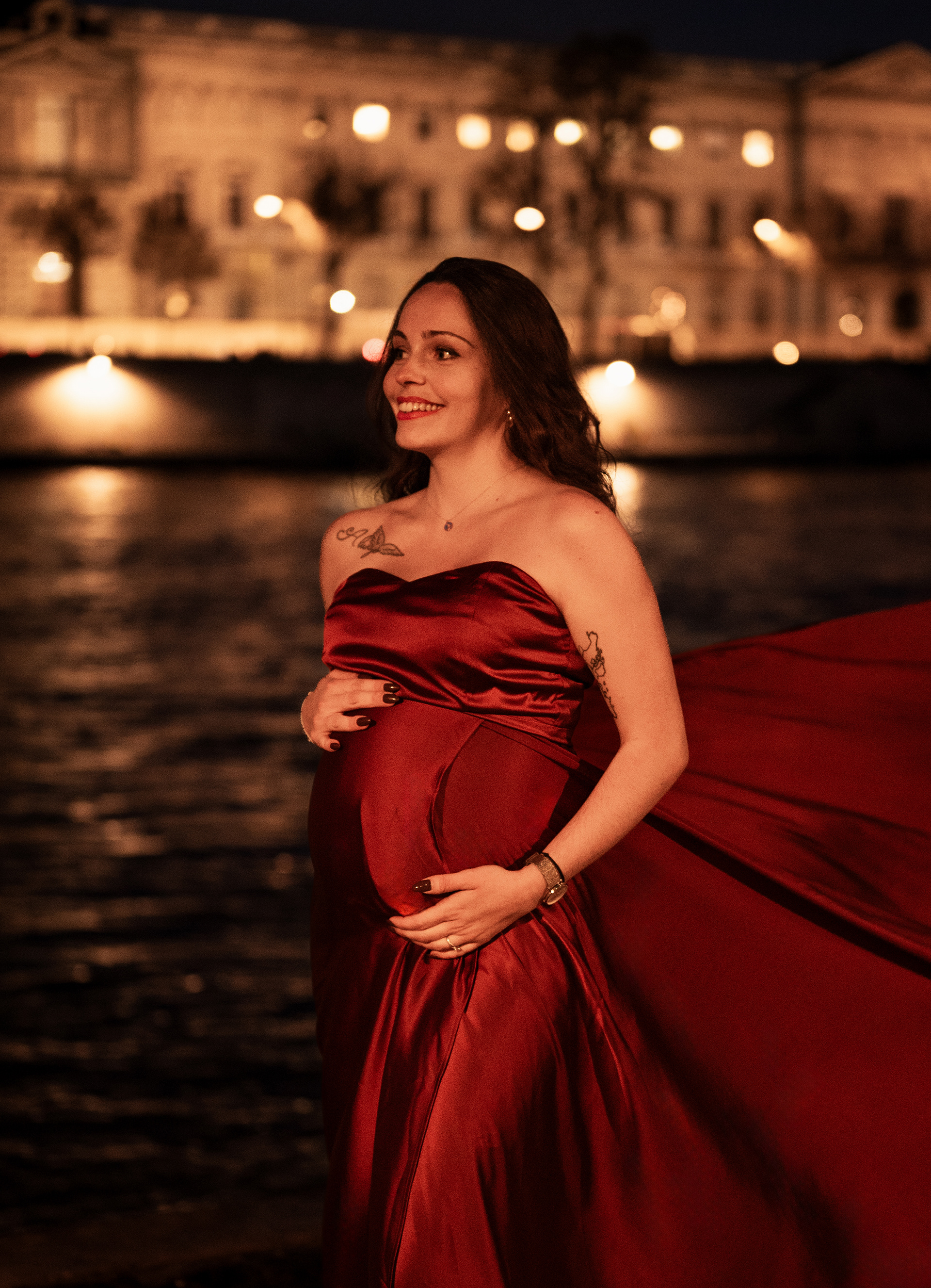 Grossesse de Bertille sur les quais de Paris, FRANCE. Yaëlle FAU