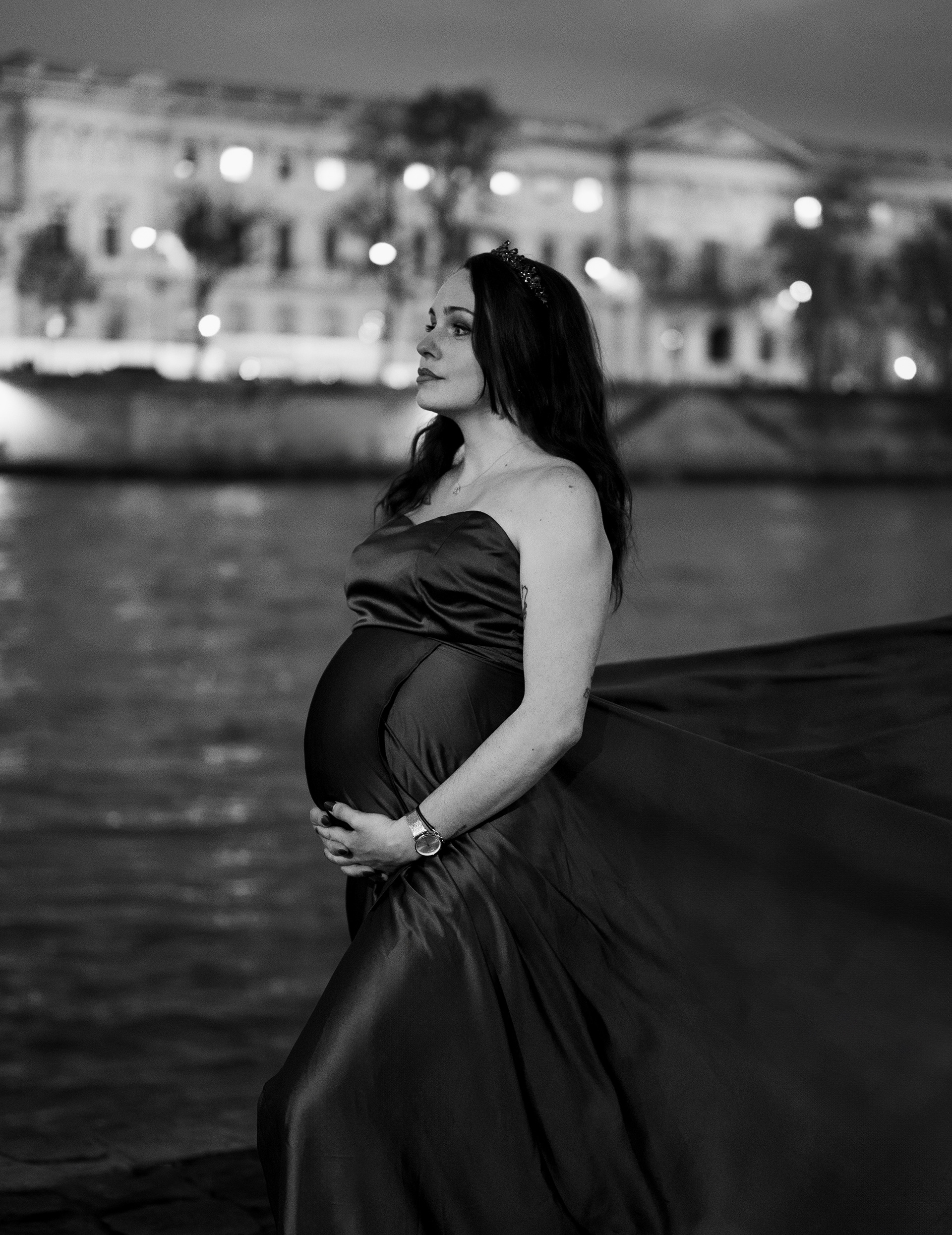 Grossesse de Bertille sur les quais de Paris, FRANCE. Yaëlle FAU