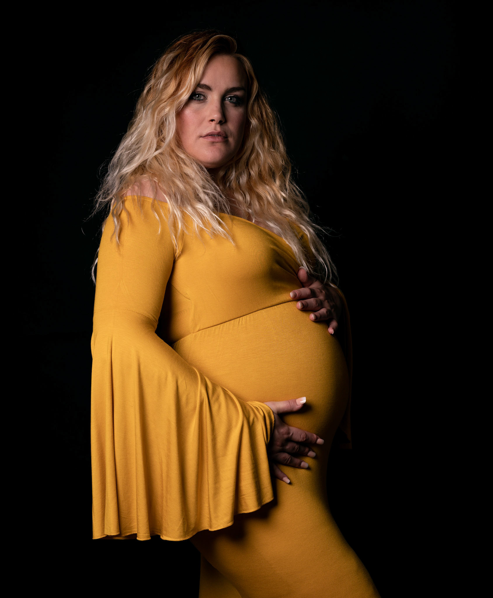 Grossesse de Marine en studio. FRANCE. Yaëlle FAU.