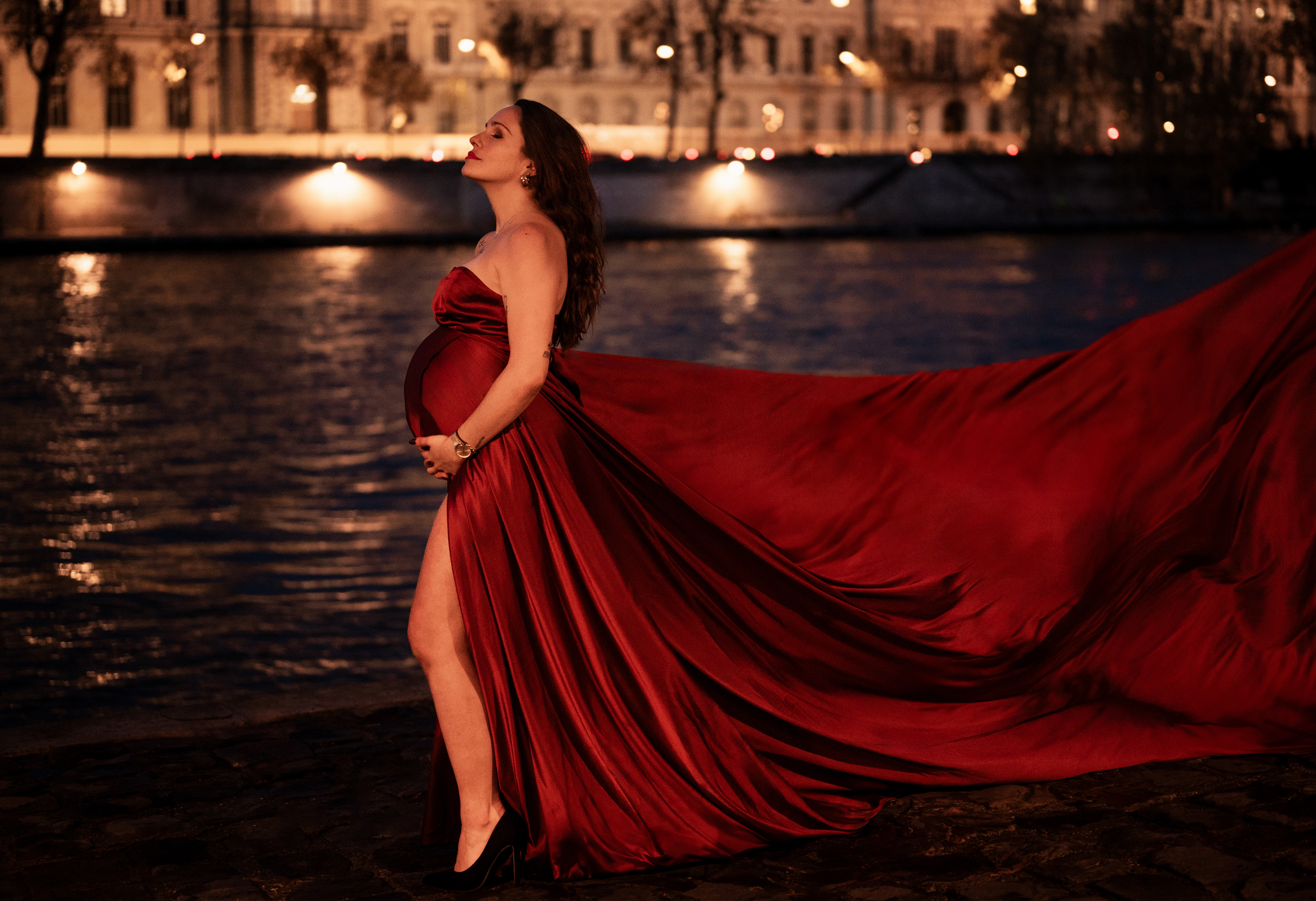 Grossesse de Bertille sur les quais de Paris, FRANCE. Yaëlle FAU