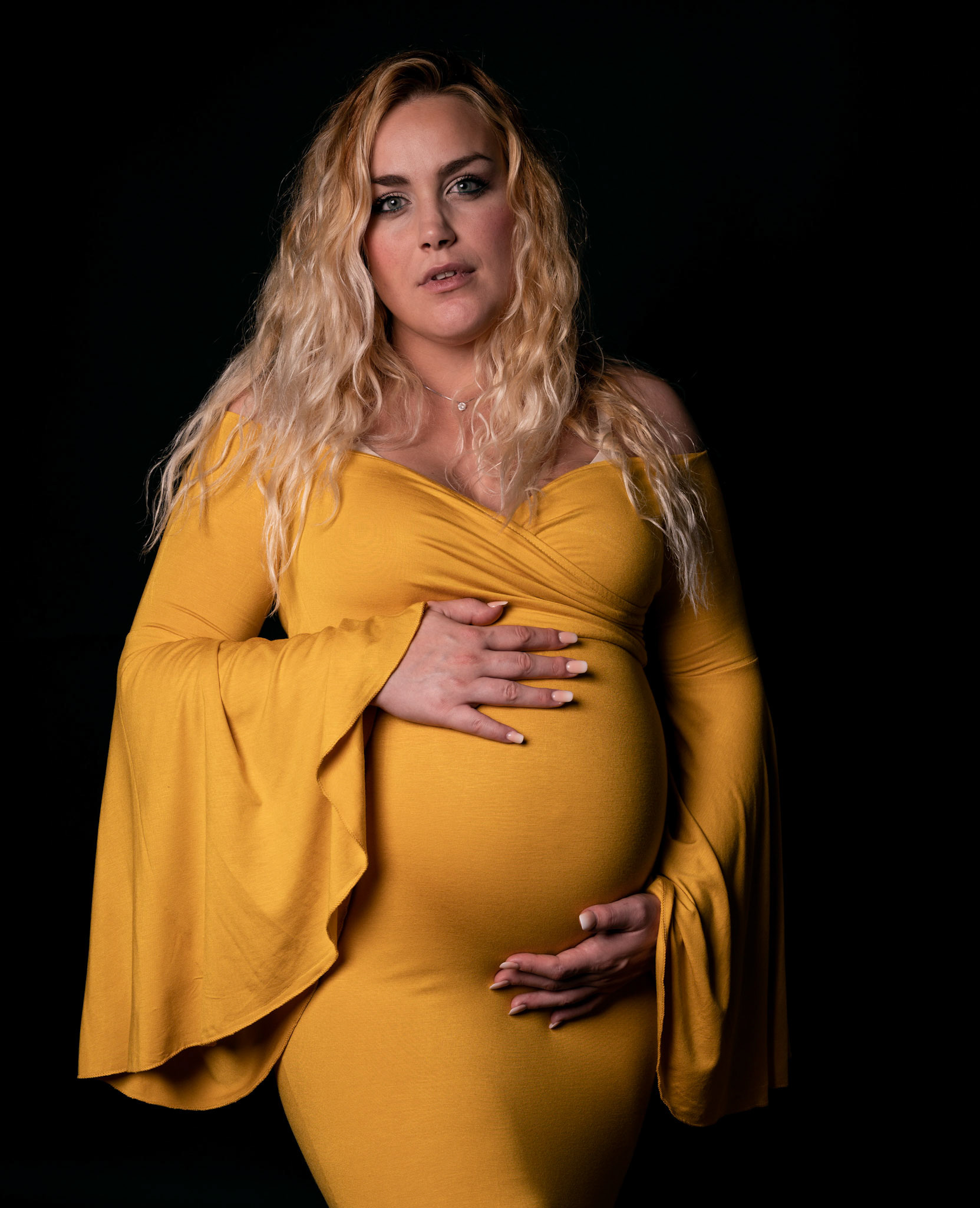 Grossesse de Marine en studio. FRANCE. Yaëlle FAU.