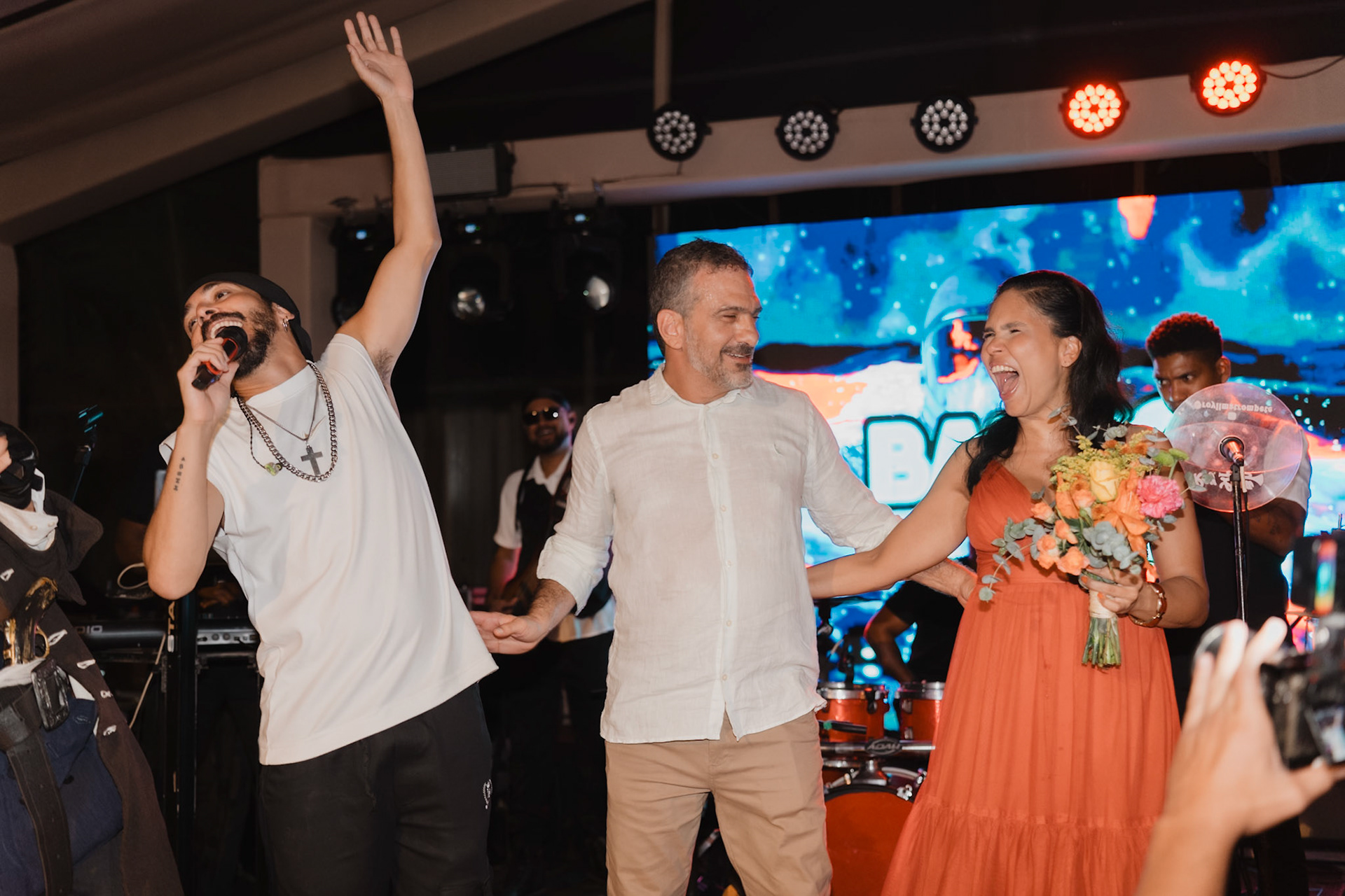 fotografia de festa de casamento na praia