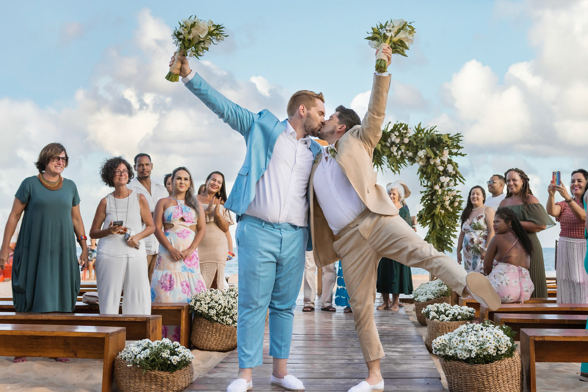 Cerimônia de Casamento Gay na Praia de Taperapuã em Porto Seguro