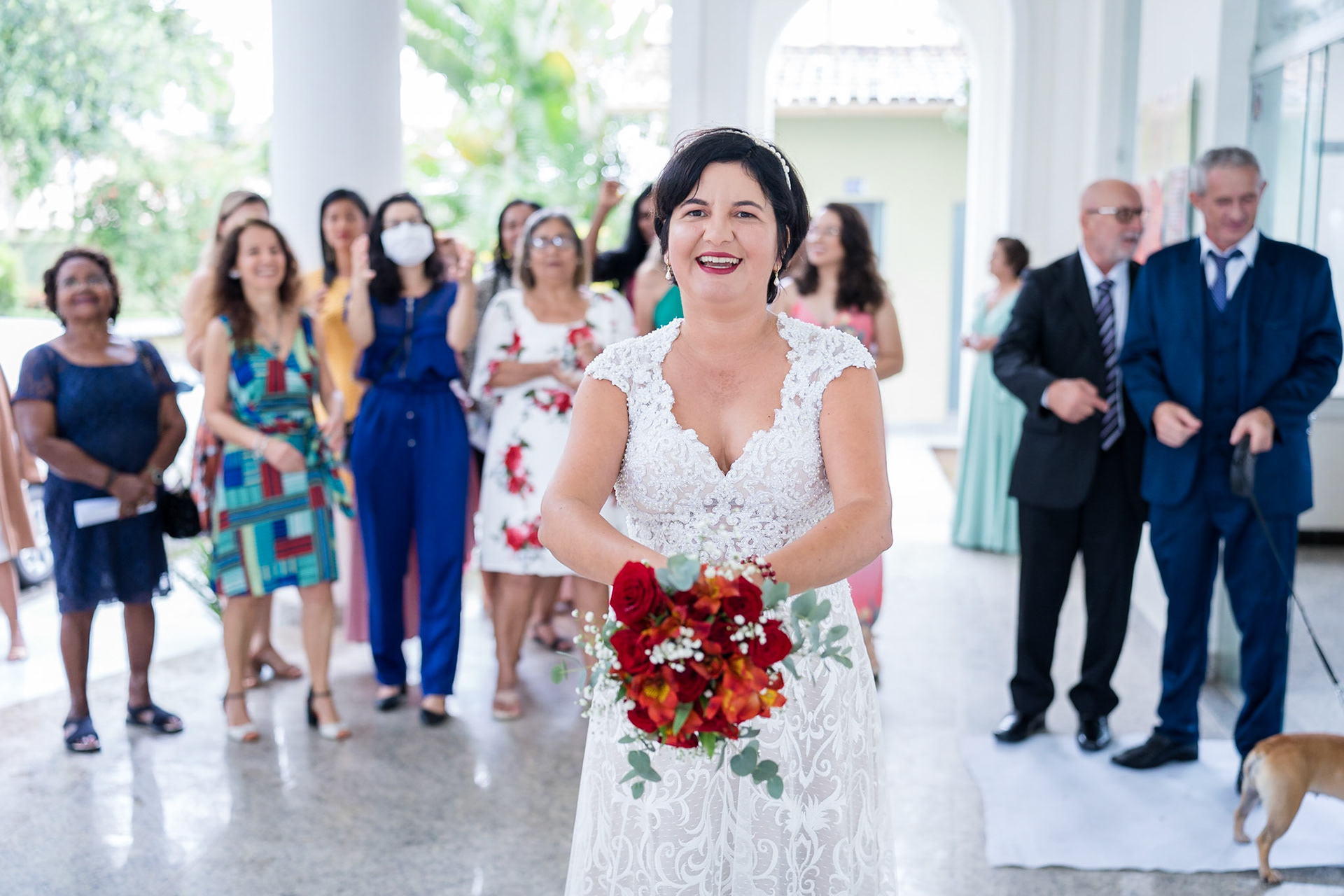 Noiva jogando o buquê