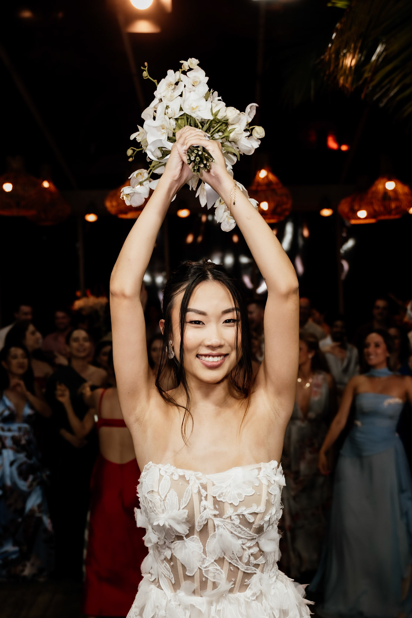 Noiva jogando buquê no Casamento em Trancoso Bahia
