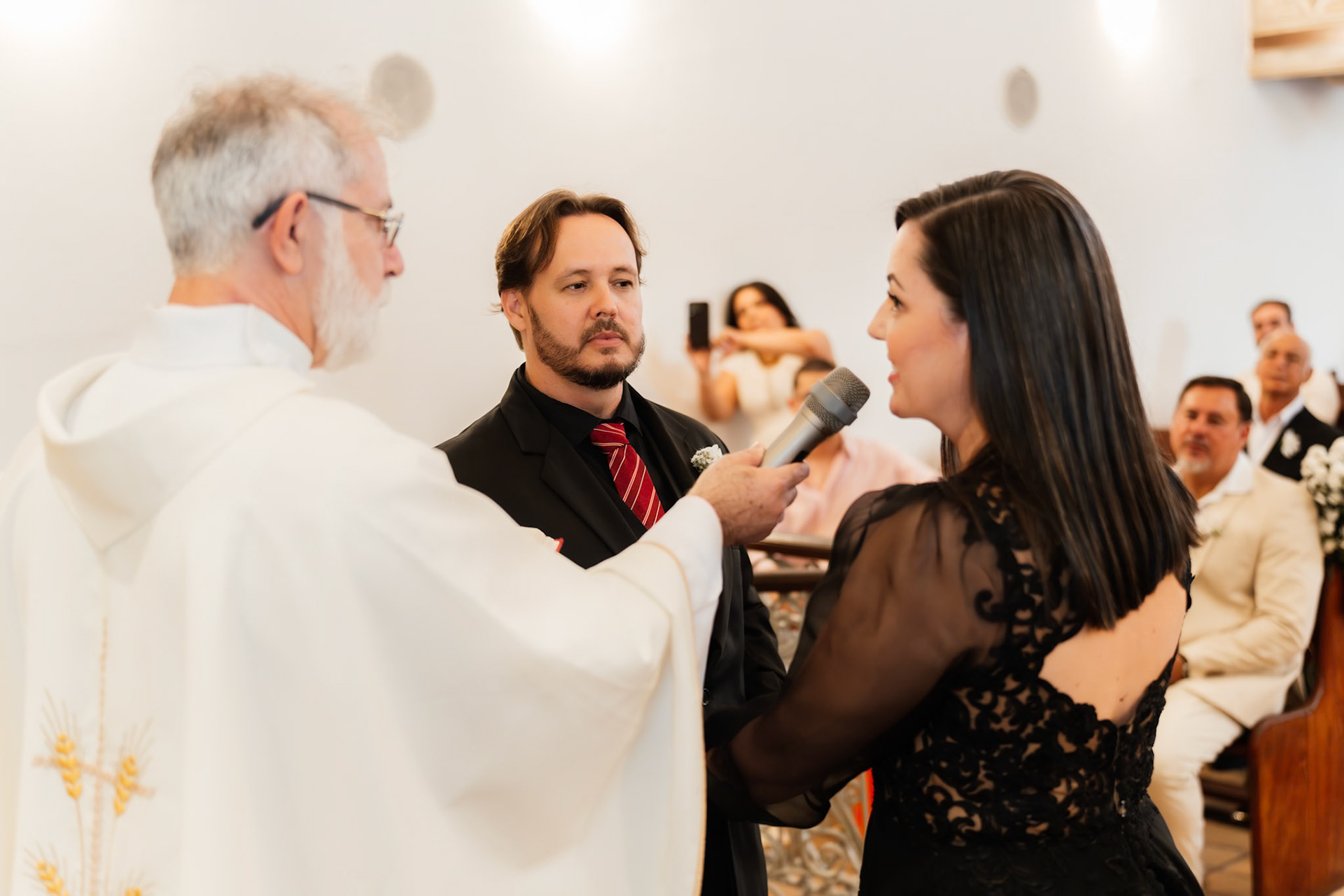 Noiva de Preto na Igreja em Arraial D' Ajuda Bahia
