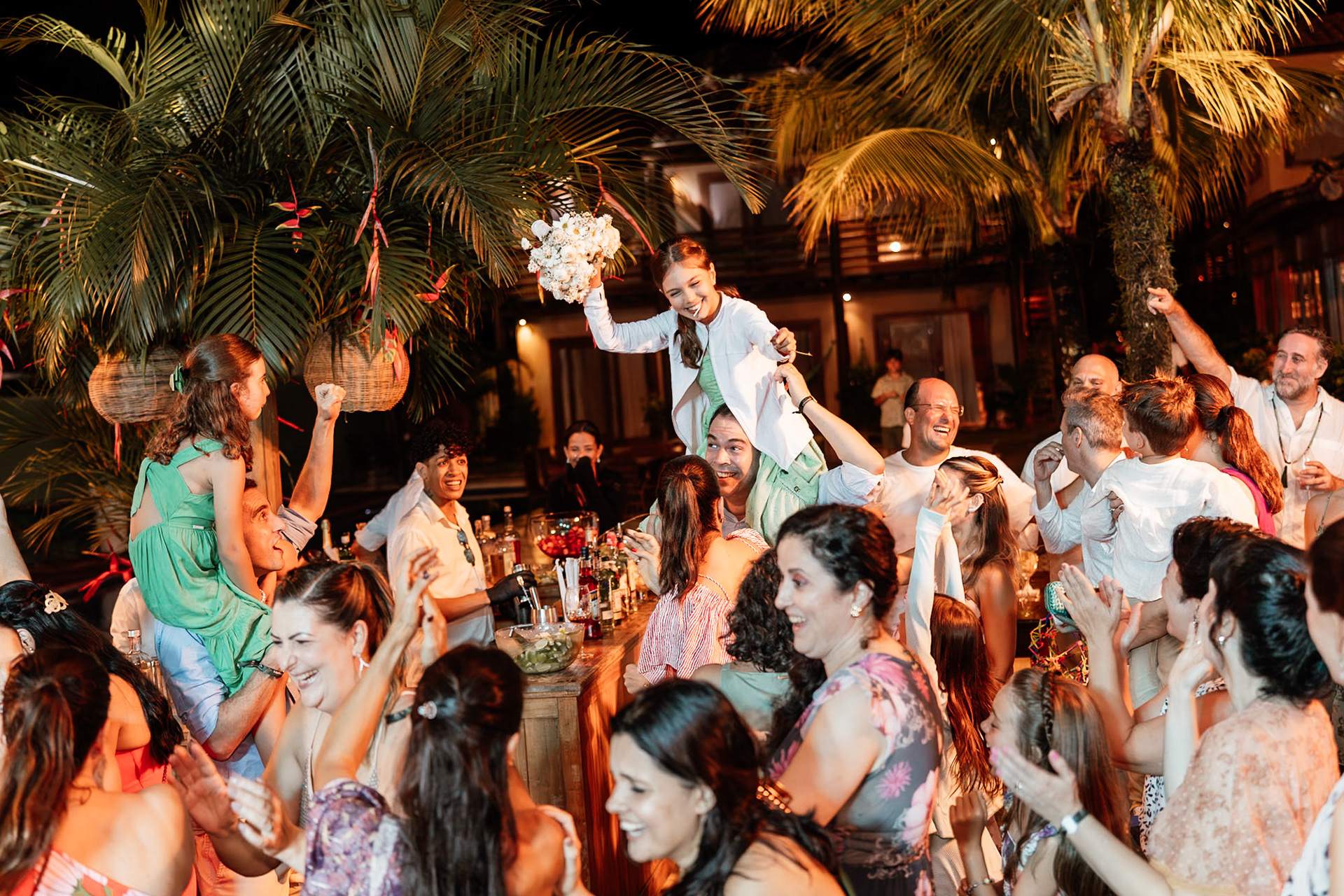 Noiva jogando Buquê no Casamento em Arraial D'Ajuda Bahia