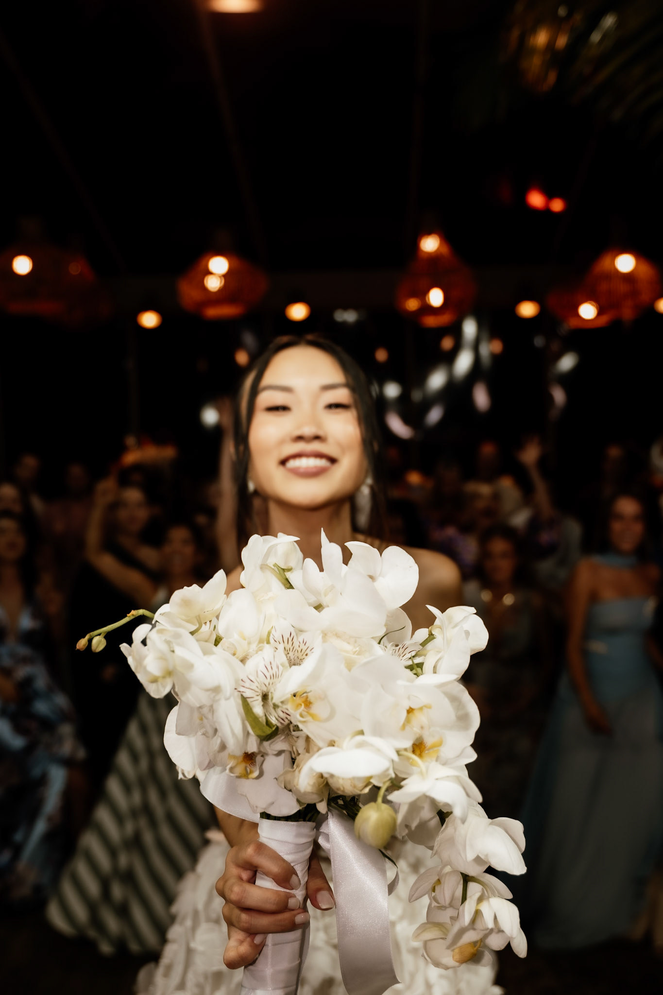 Noiva jogando buquê no Casamento em Porto Seguro Bahia