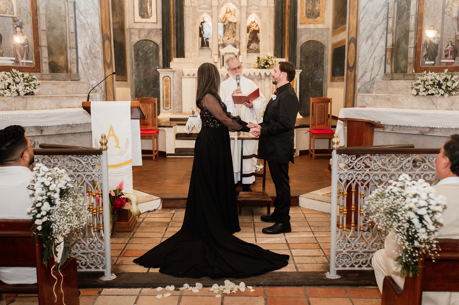 Noiva de Preto na Igreja em Arraial D'Ajuda Bahia