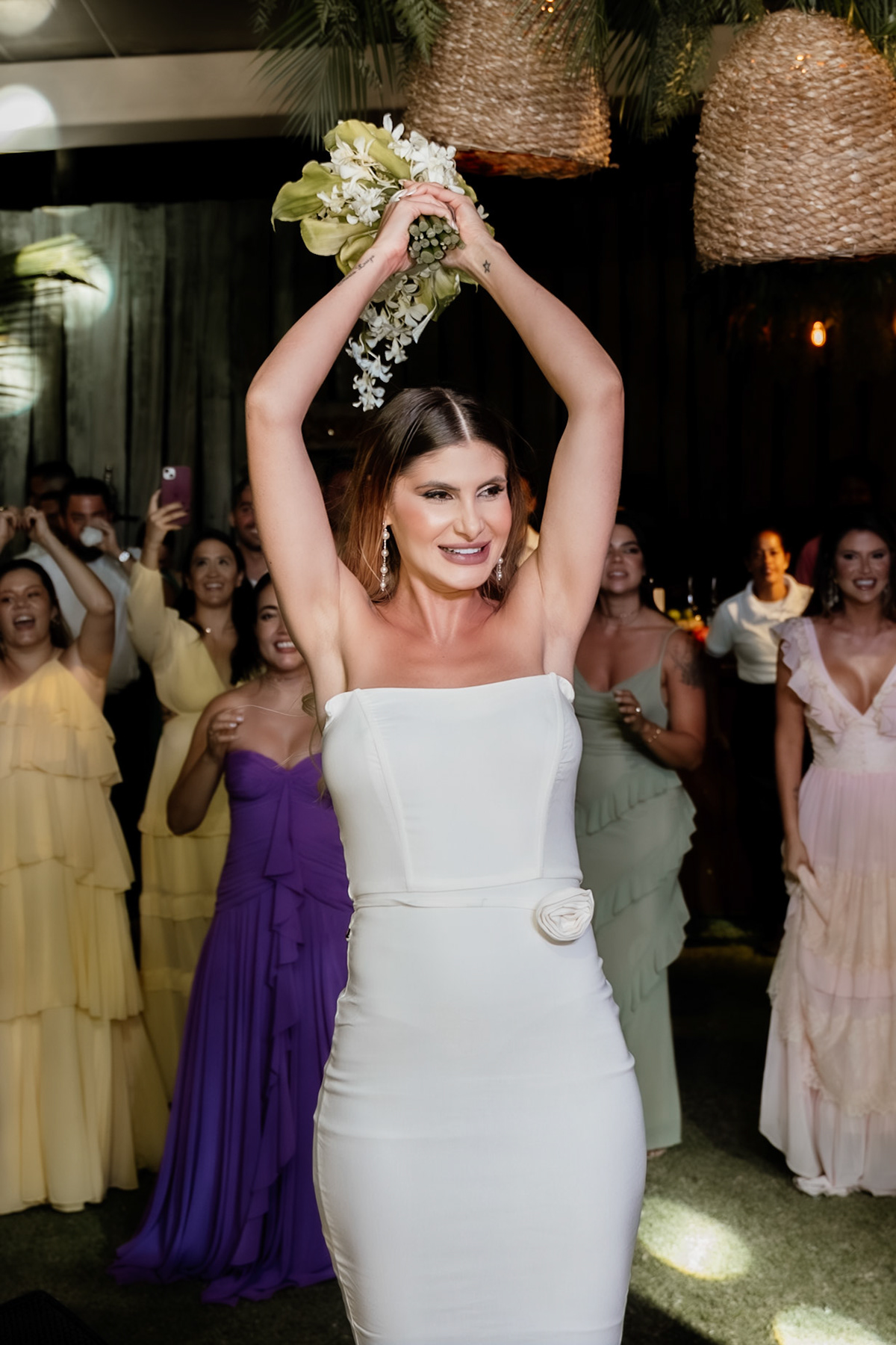 Noiva jogando Buquê no Casamento na praia em Arraial da Ajuda Bahia