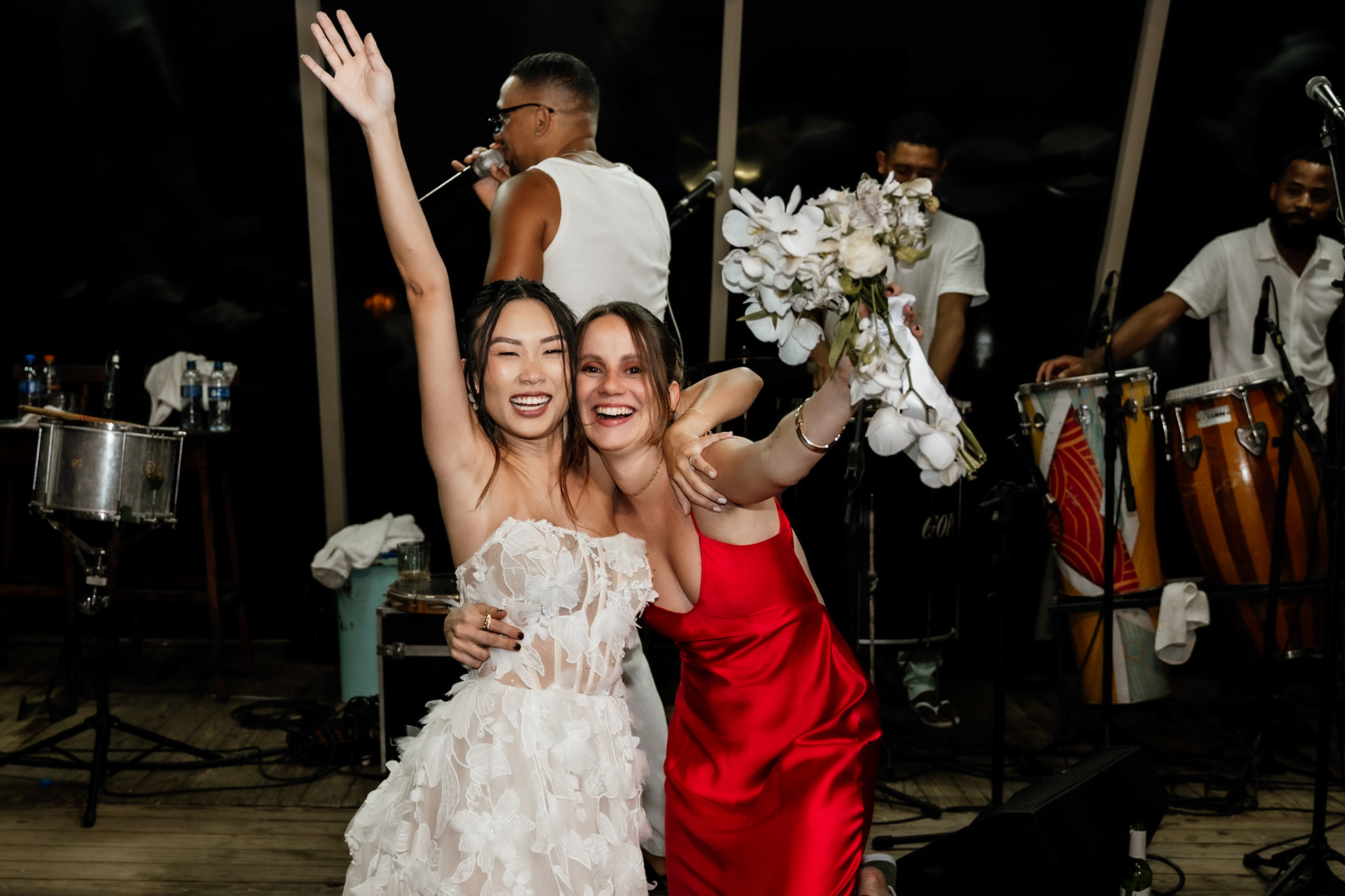 Noiva jogando buquê no Casamento em Trancoso Bahia