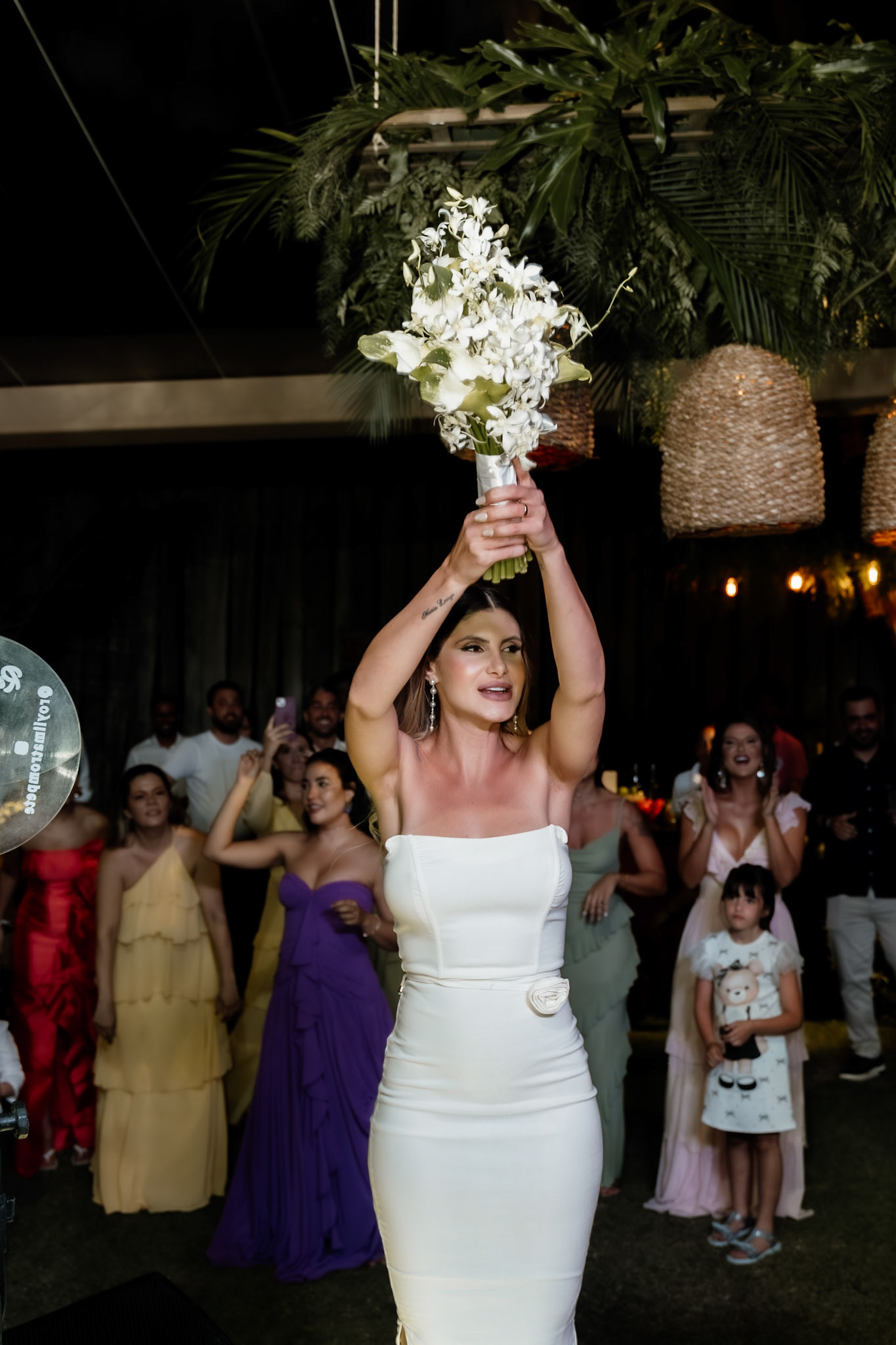 Noiva jogando Buquê no Casamento na praia em Arraial D' Ajuda Bahia
