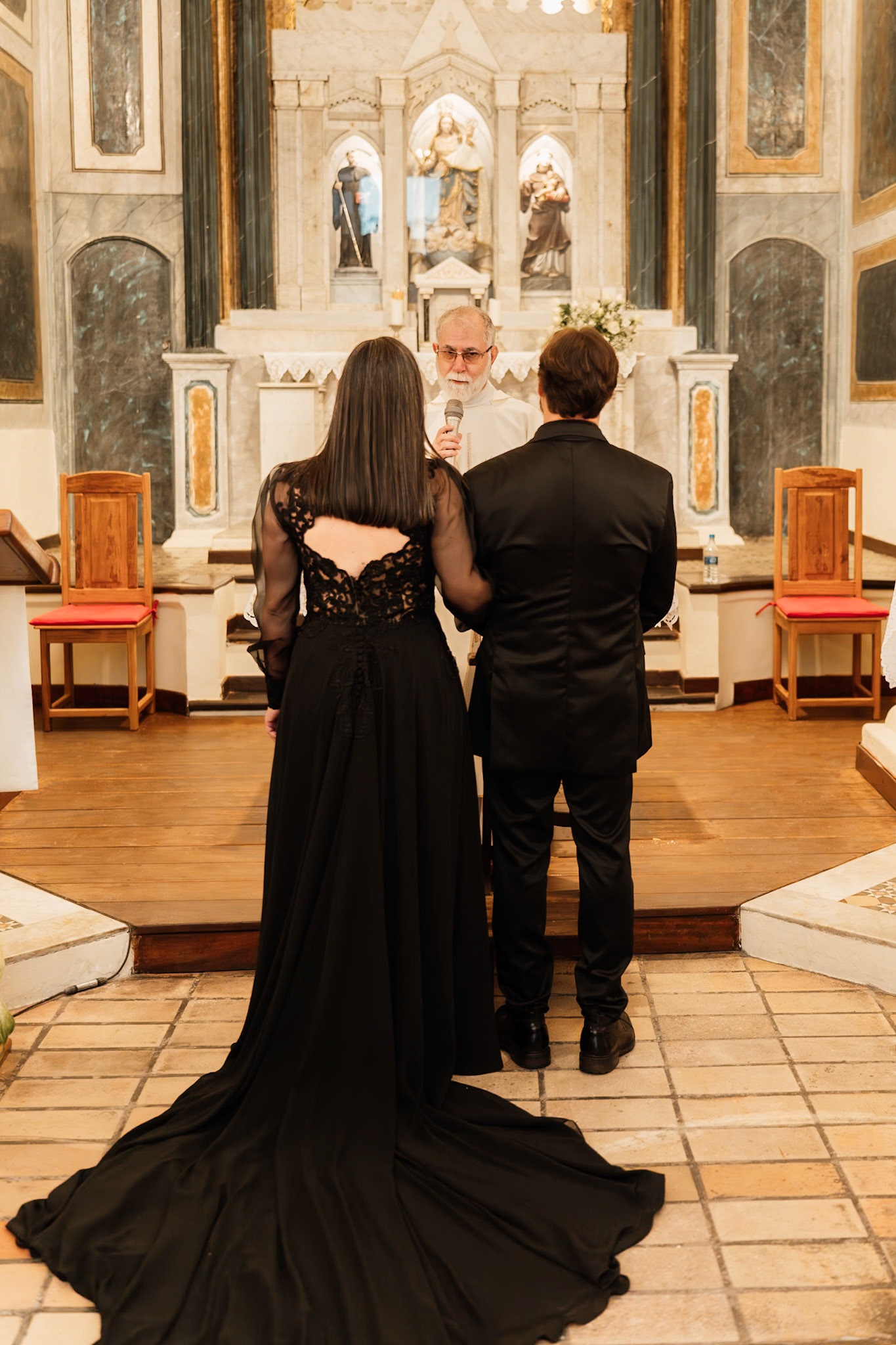 Noiva de Preto na Igreja em Porto Seguro Bahia