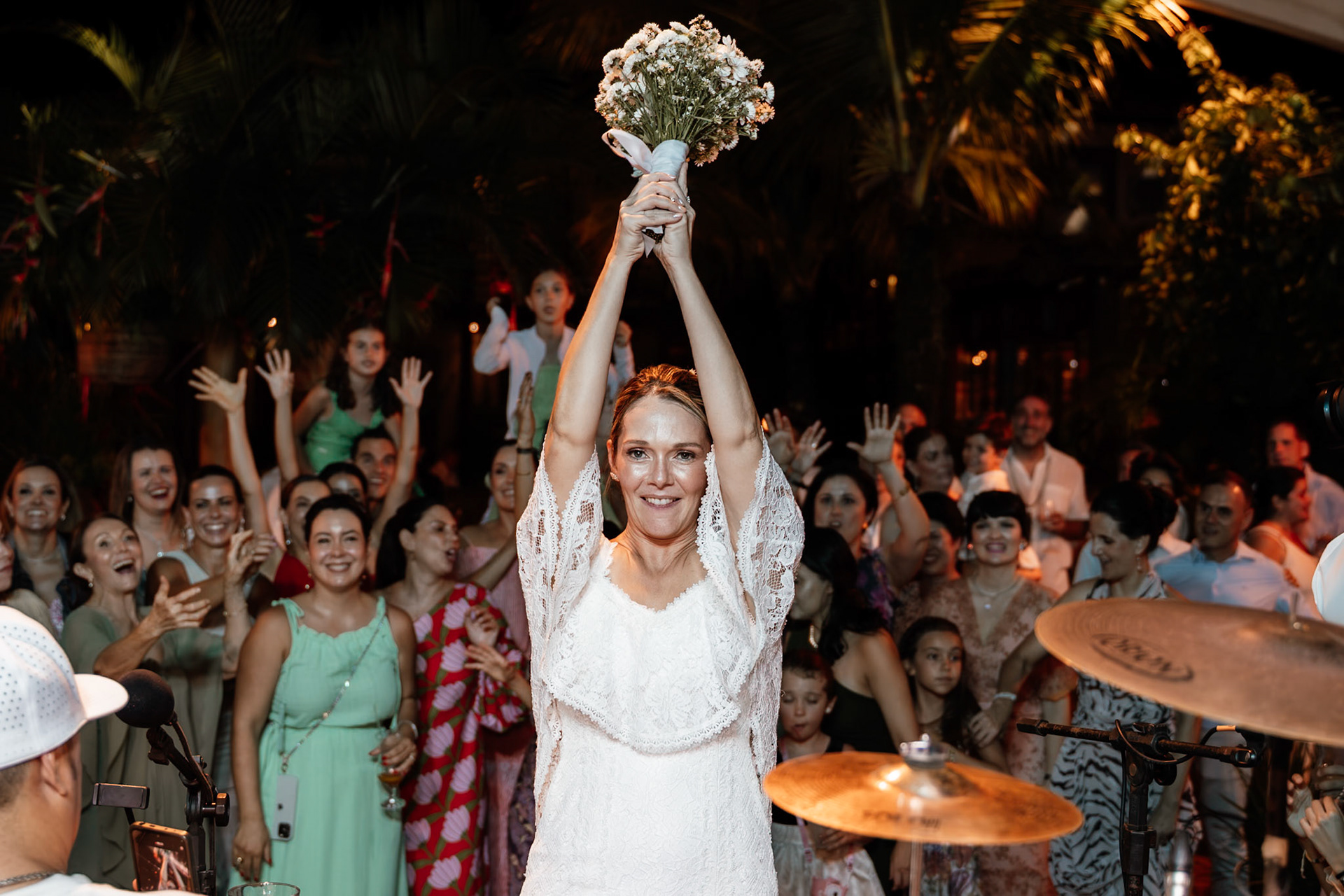 Noiva jogando Buquê no em Arraial D' Ajuda Bahia