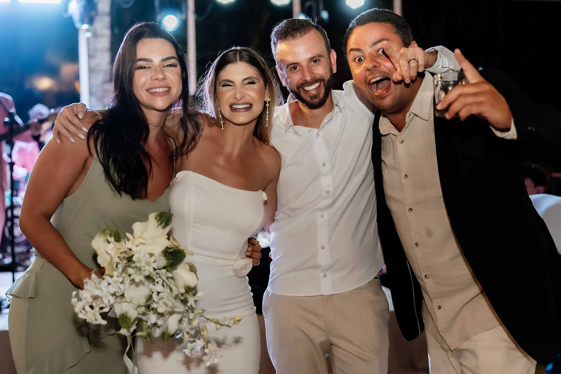 Noiva jogando Buquê no Casamento na praia em Arraial D' Ajuda Bahia