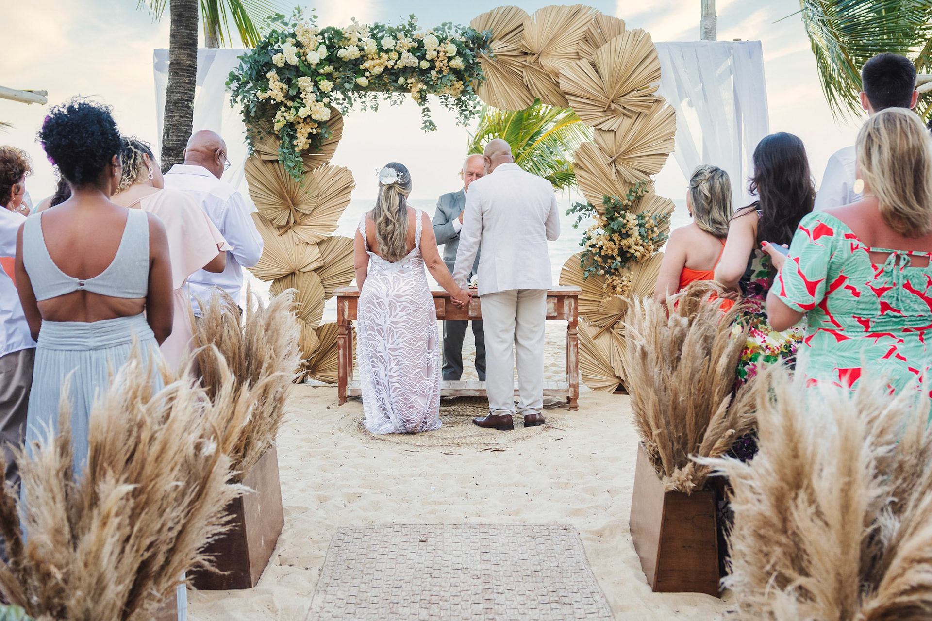 Cerimônia de casamento na praia de Taperapuã em Porto Seguro