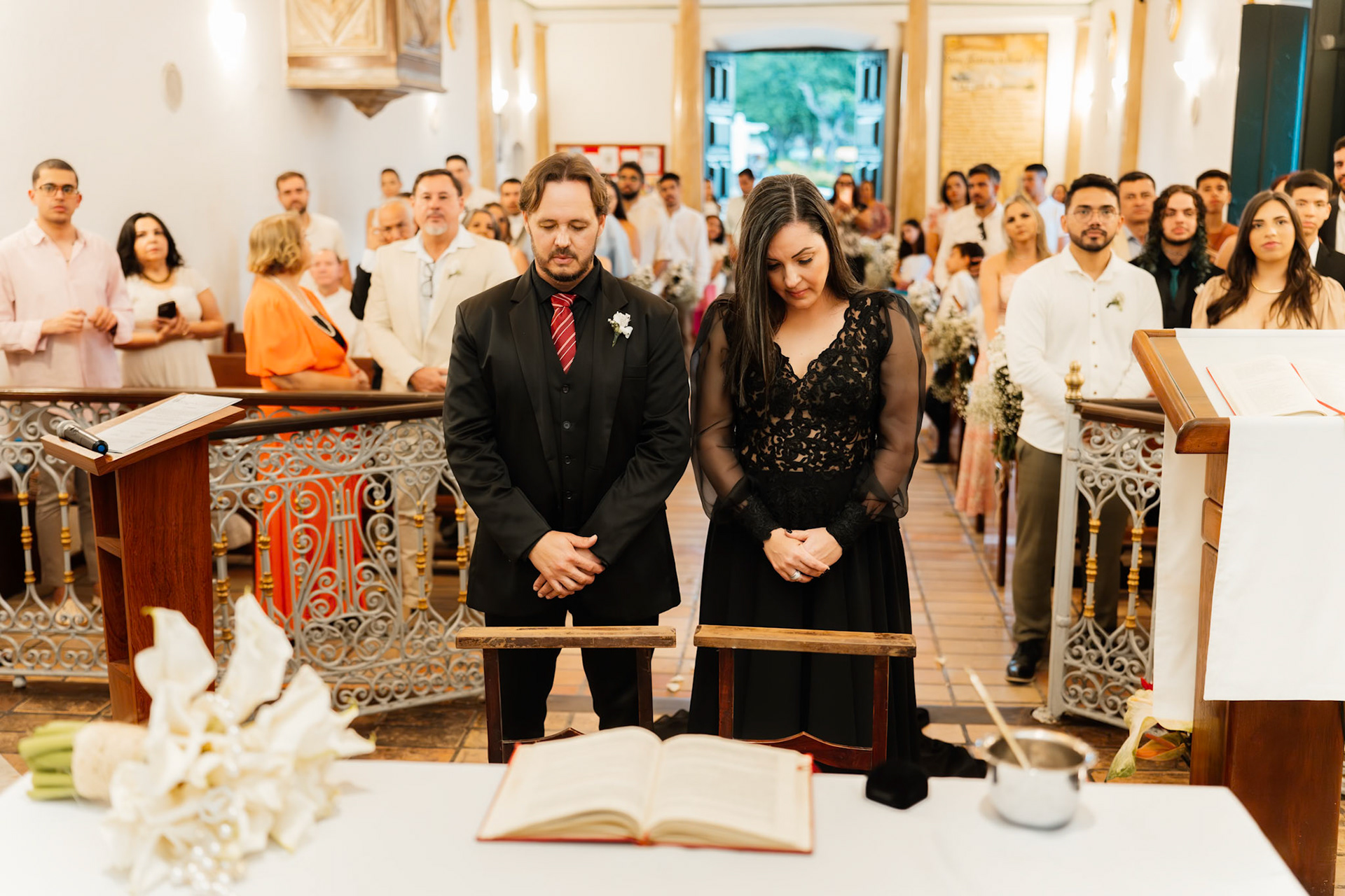 Noiva de Preto na Igreja em Arraial D' Ajuda Bahia