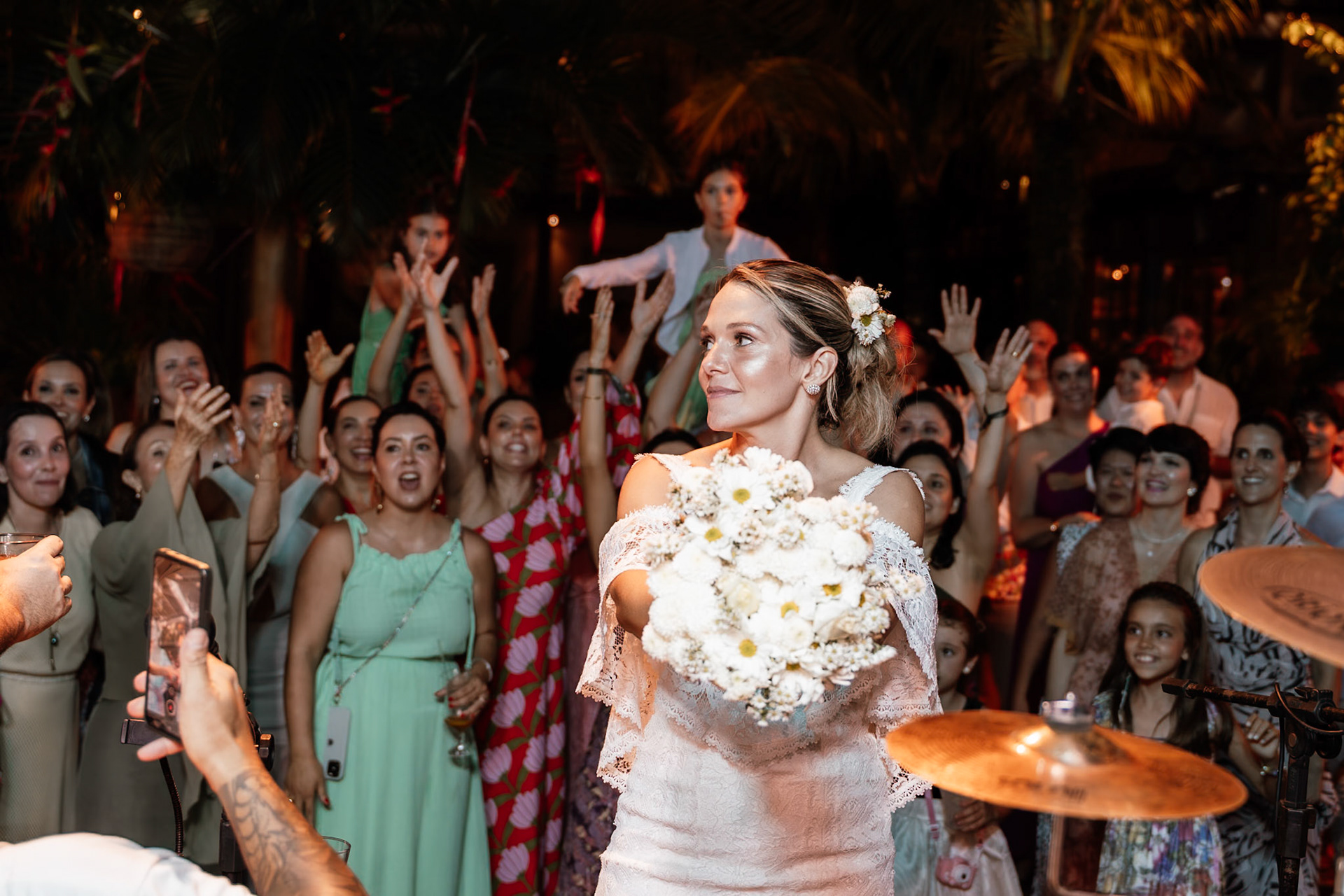 Noiva jogando Buquê no Casamento em Arraial D'Ajuda Bahia