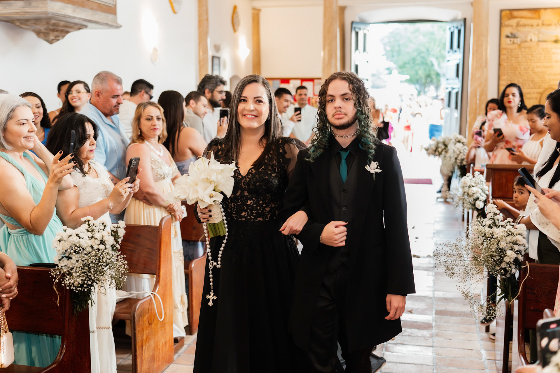 Noiva de Preto na Igreja em Arraial D'Ajuda Bahia