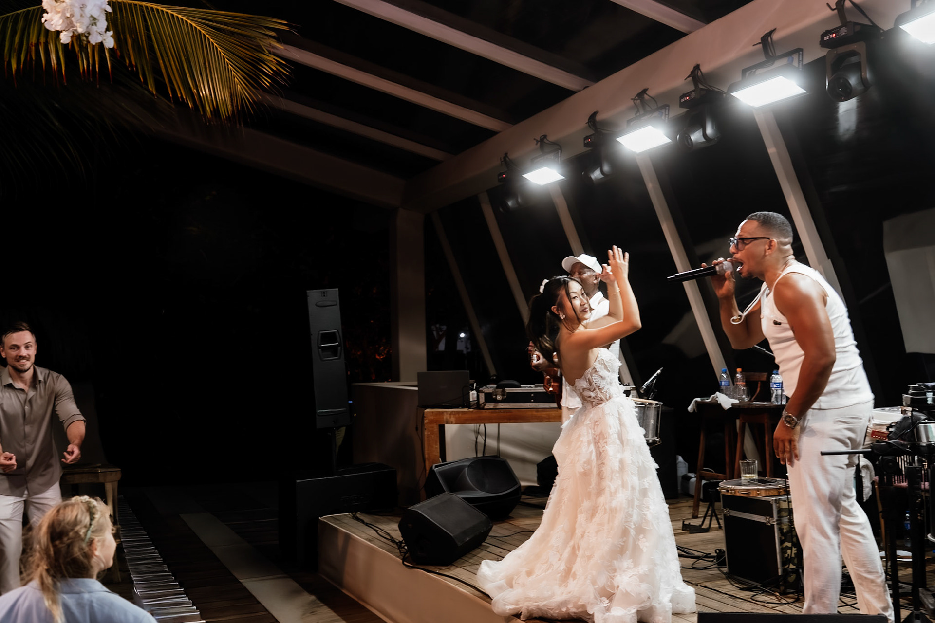 Noiva jogando buquê no  Casamento em Porto Seguro Bahia
