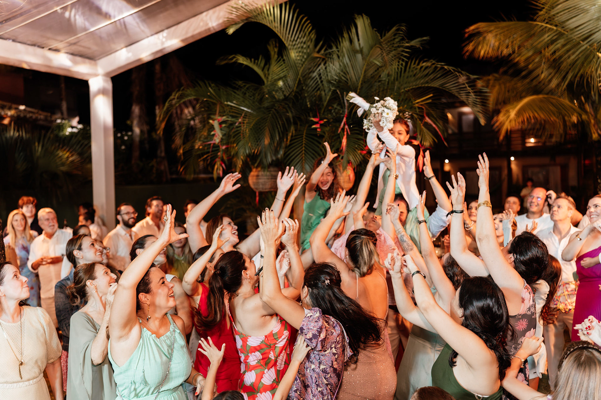 Noiva jogando Buquê no  em Arraial D' Ajuda Bahia