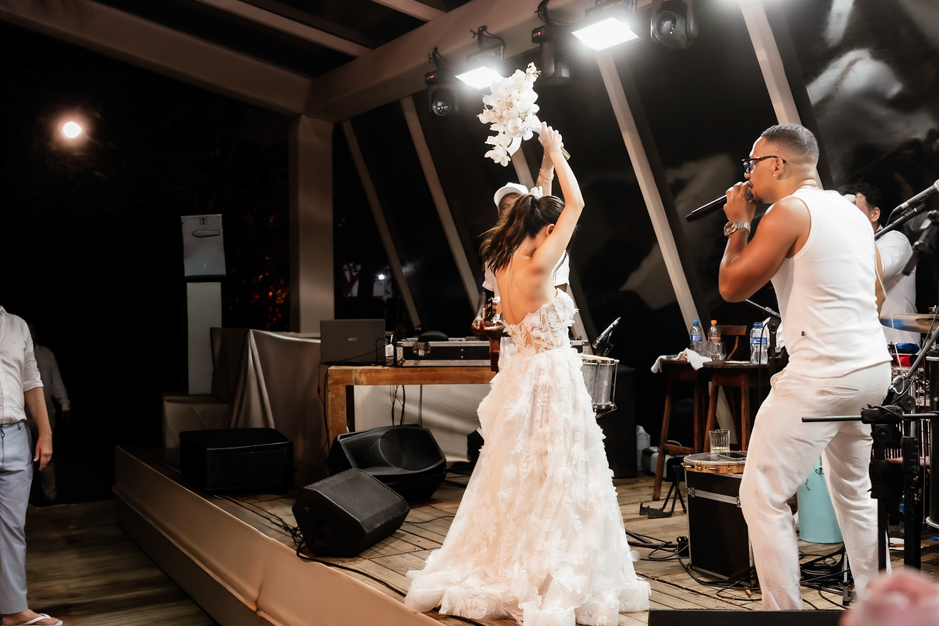 Noiva jogando buquê no Casamento em Porto Seguro Bahia