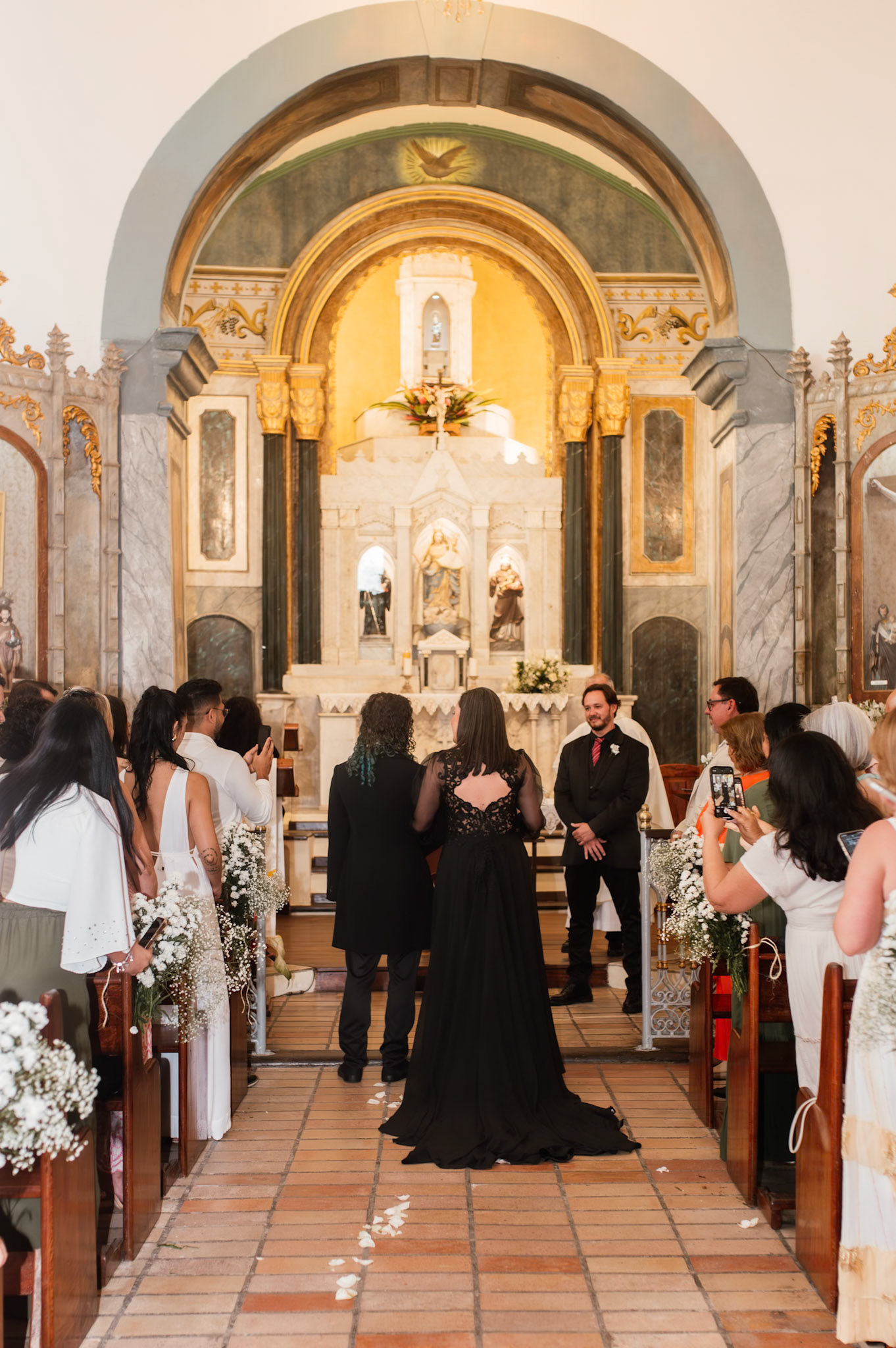 Noiva de Preto na Igreja em Arraial D' Ajuda Bahia
