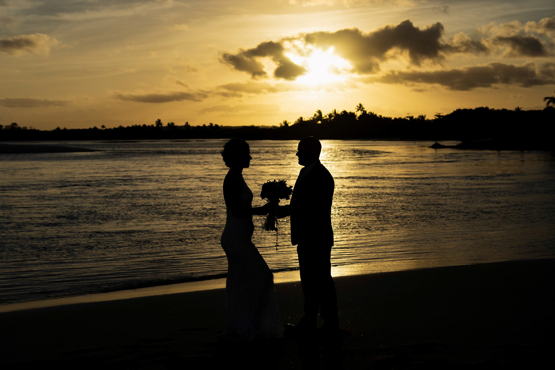 Ensaio Pré Wedding na praia de Santo Antônio em Santa Cruz Cabrália