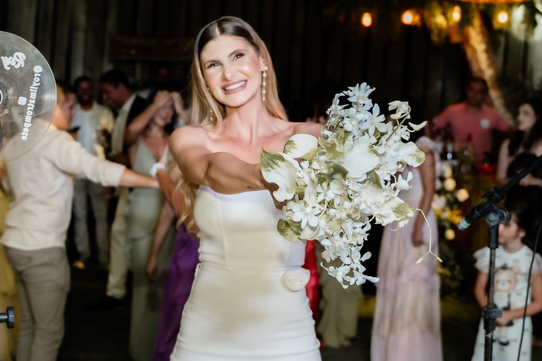 Noiva jogando Buquê no Casamento na praia em Arraial D'Ajuda Bahia