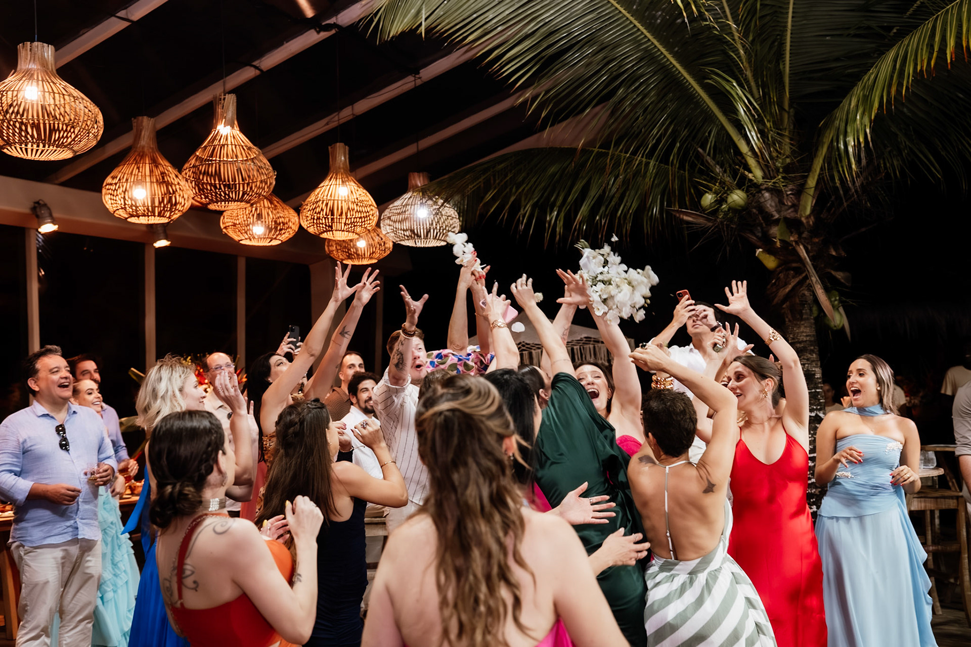 Noiva jogando buquê no Casamento em Trancoso Bahia