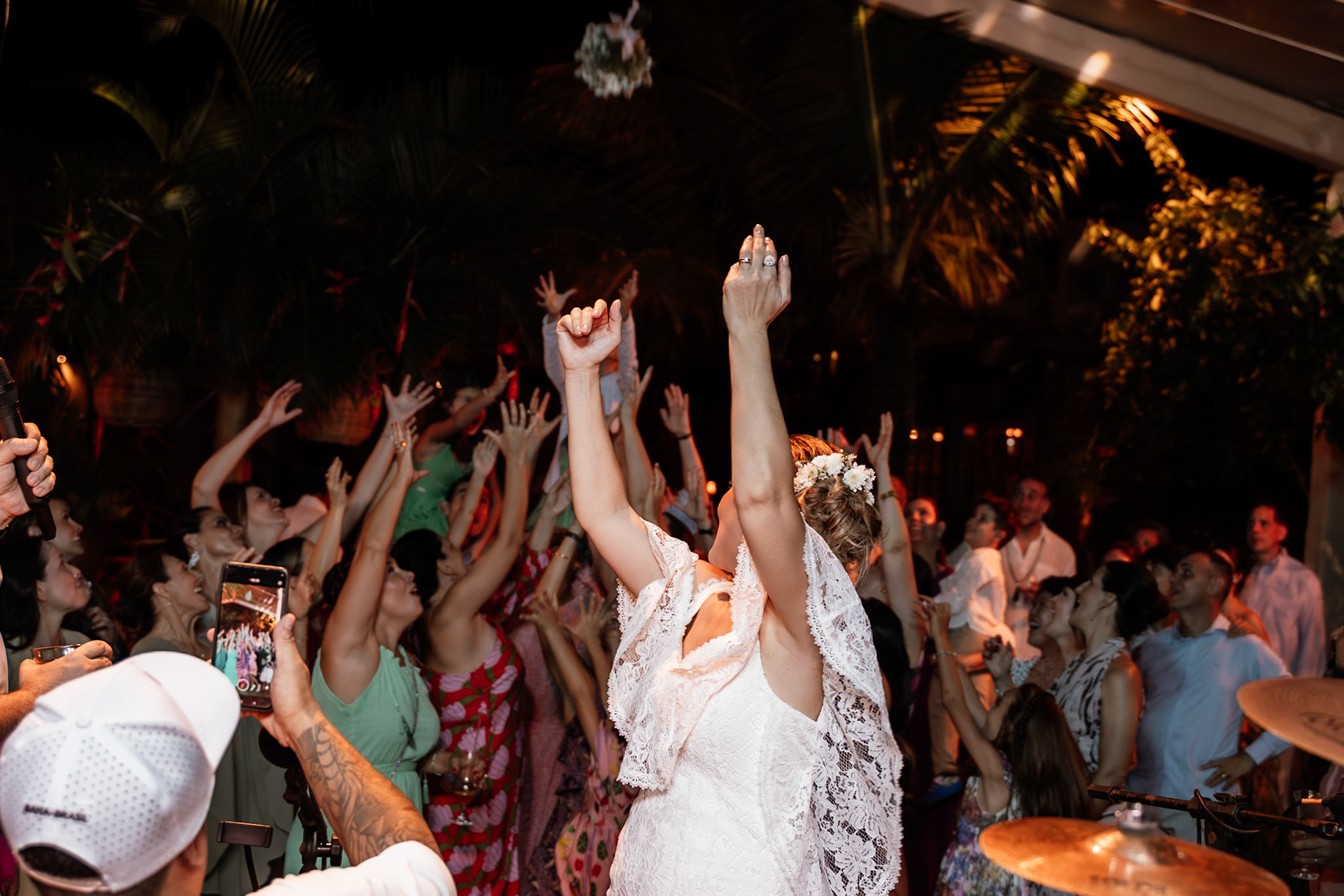 Noiva jogando Buquê no Casamento em Arraial D' Ajuda Bahia