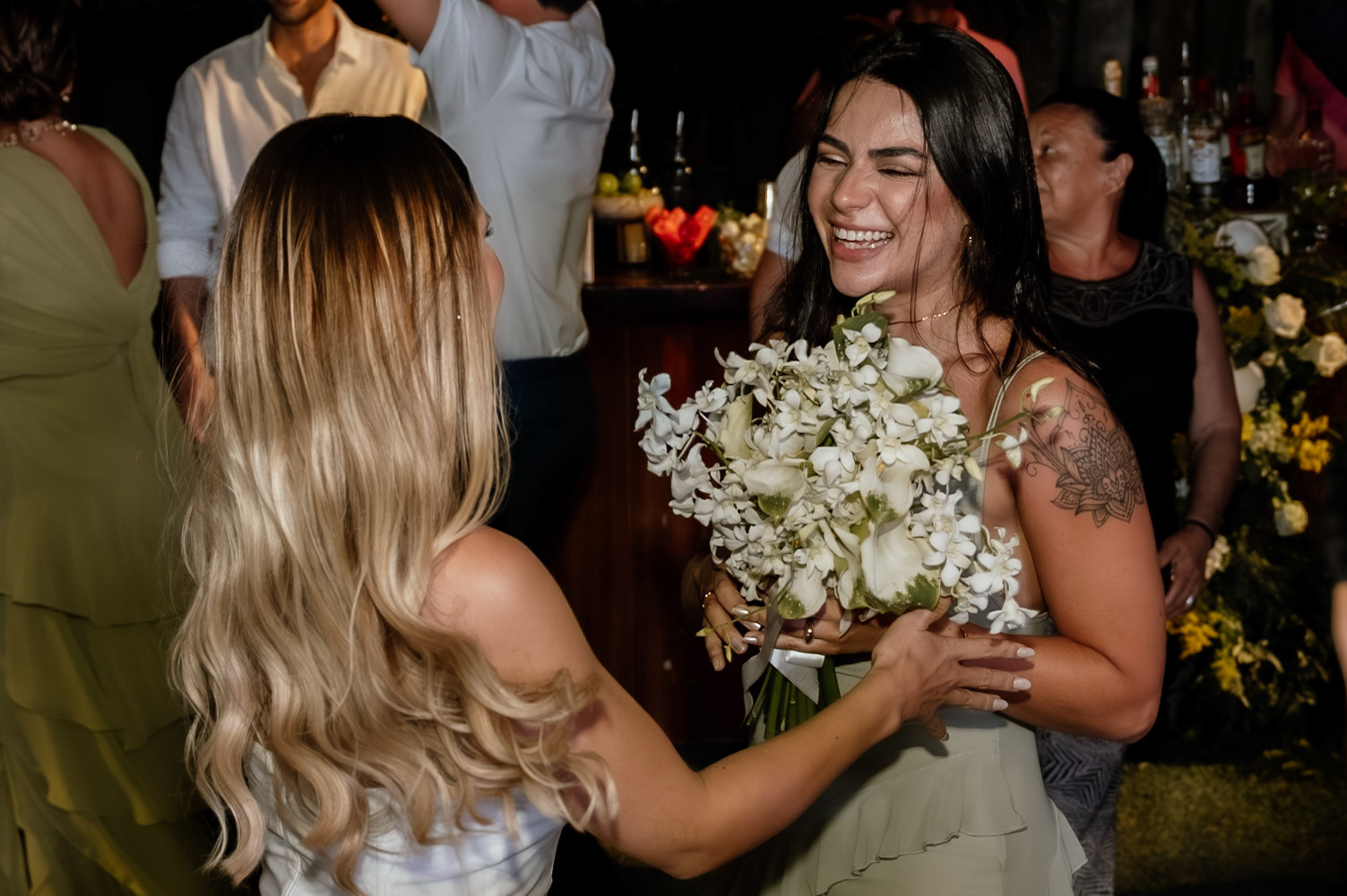 Noiva jogando Buquê no Casamento na praia em Porto Seguro Bahia
