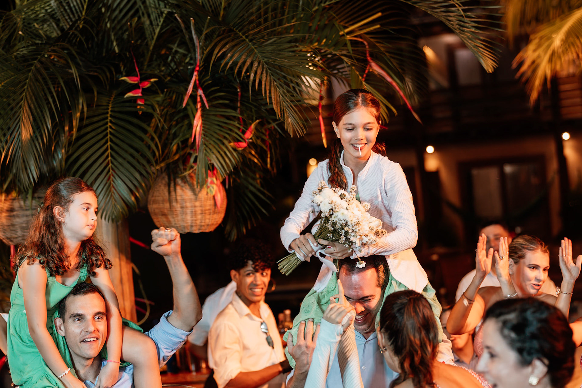 Noiva jogando Buquê no Casamento em Arraial D' Ajuda Bahia