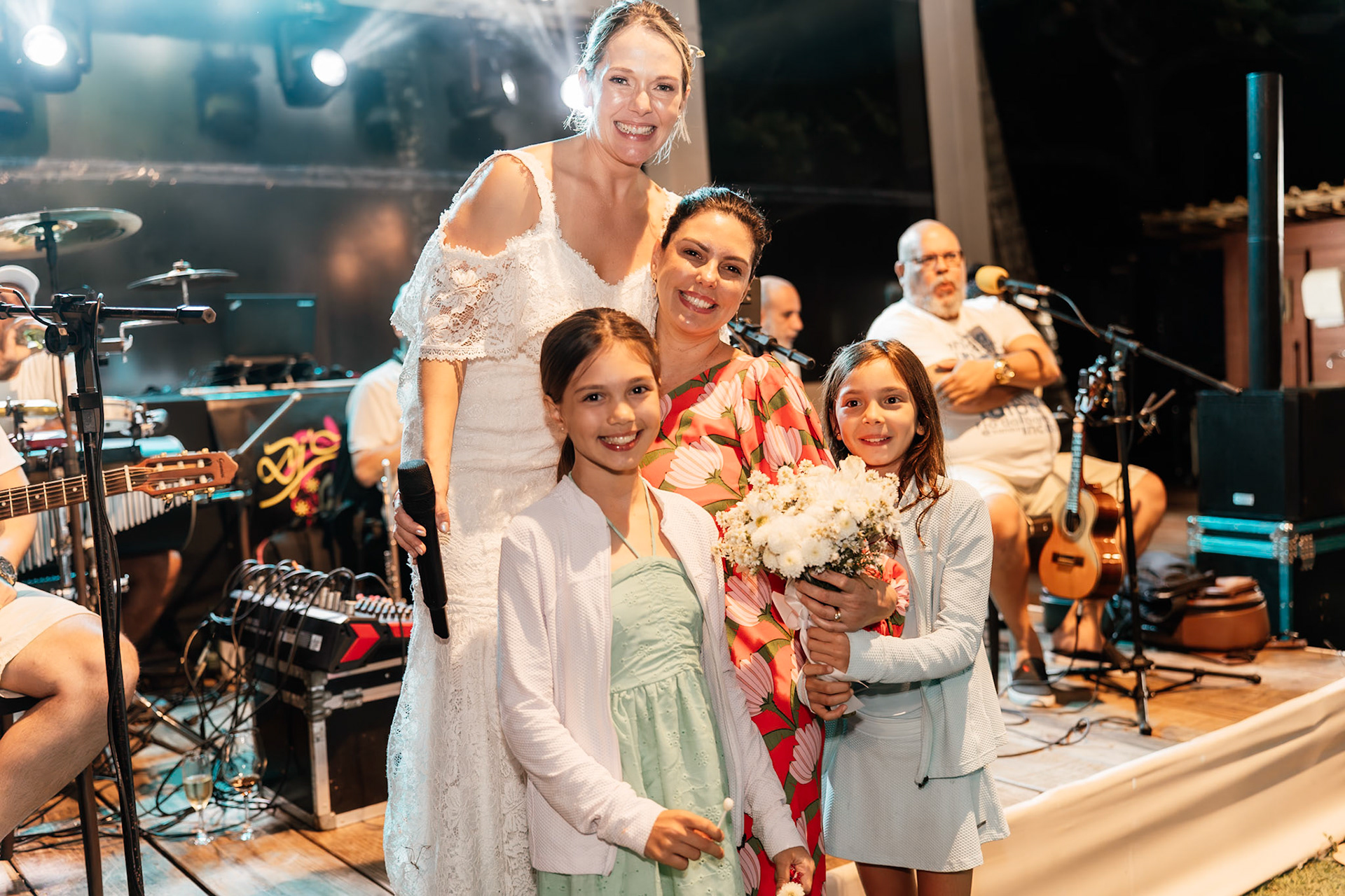 Noiva jogando Buquê no Casamento em Arraial D'Ajuda Bahia
