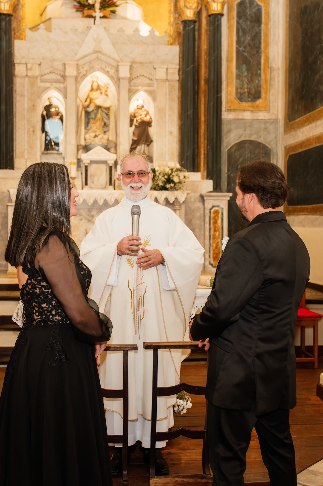 Noiva de Preto na Igreja em Arraial D'Ajuda Bahia