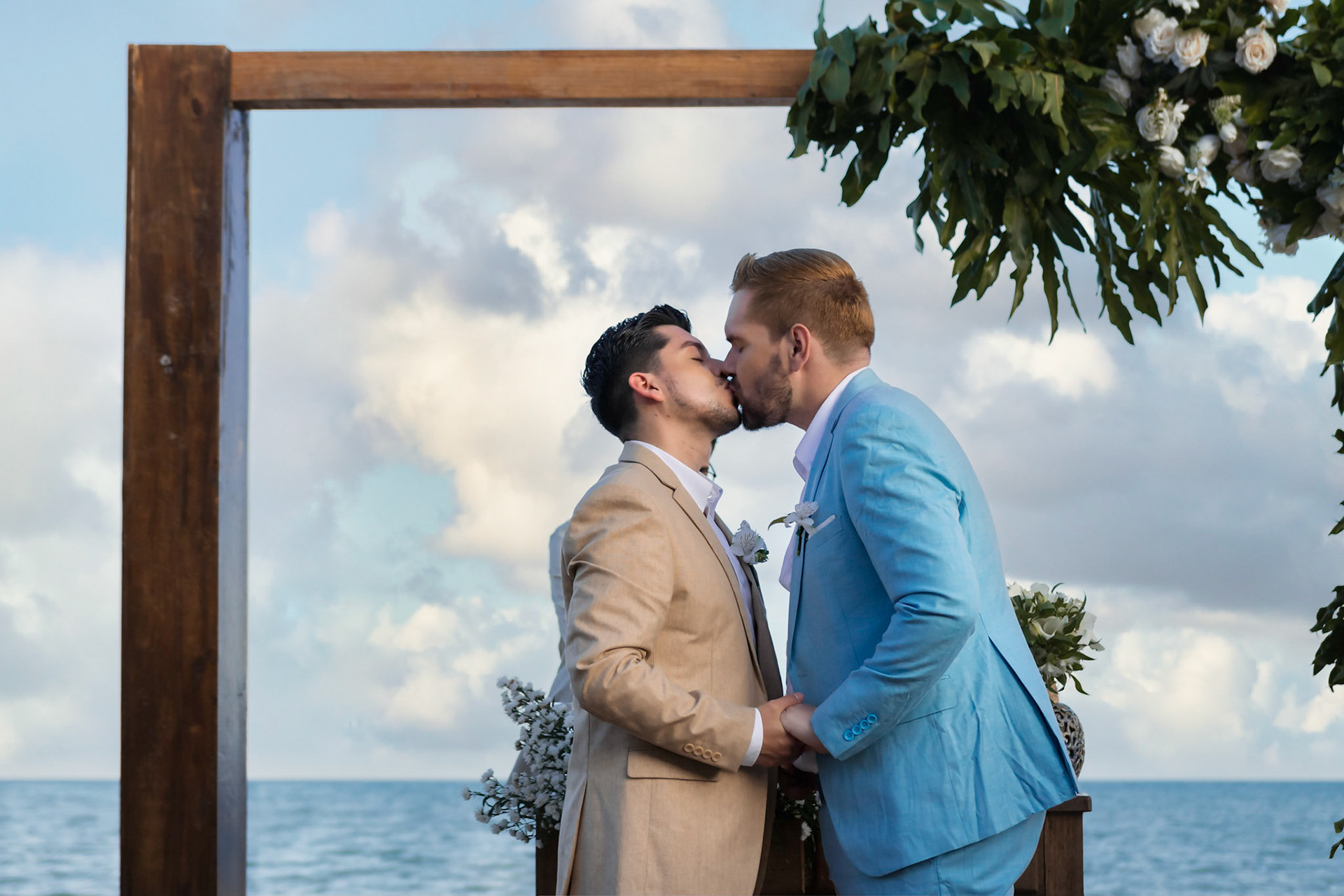 Casamento Gay na Praia de Taperapuã