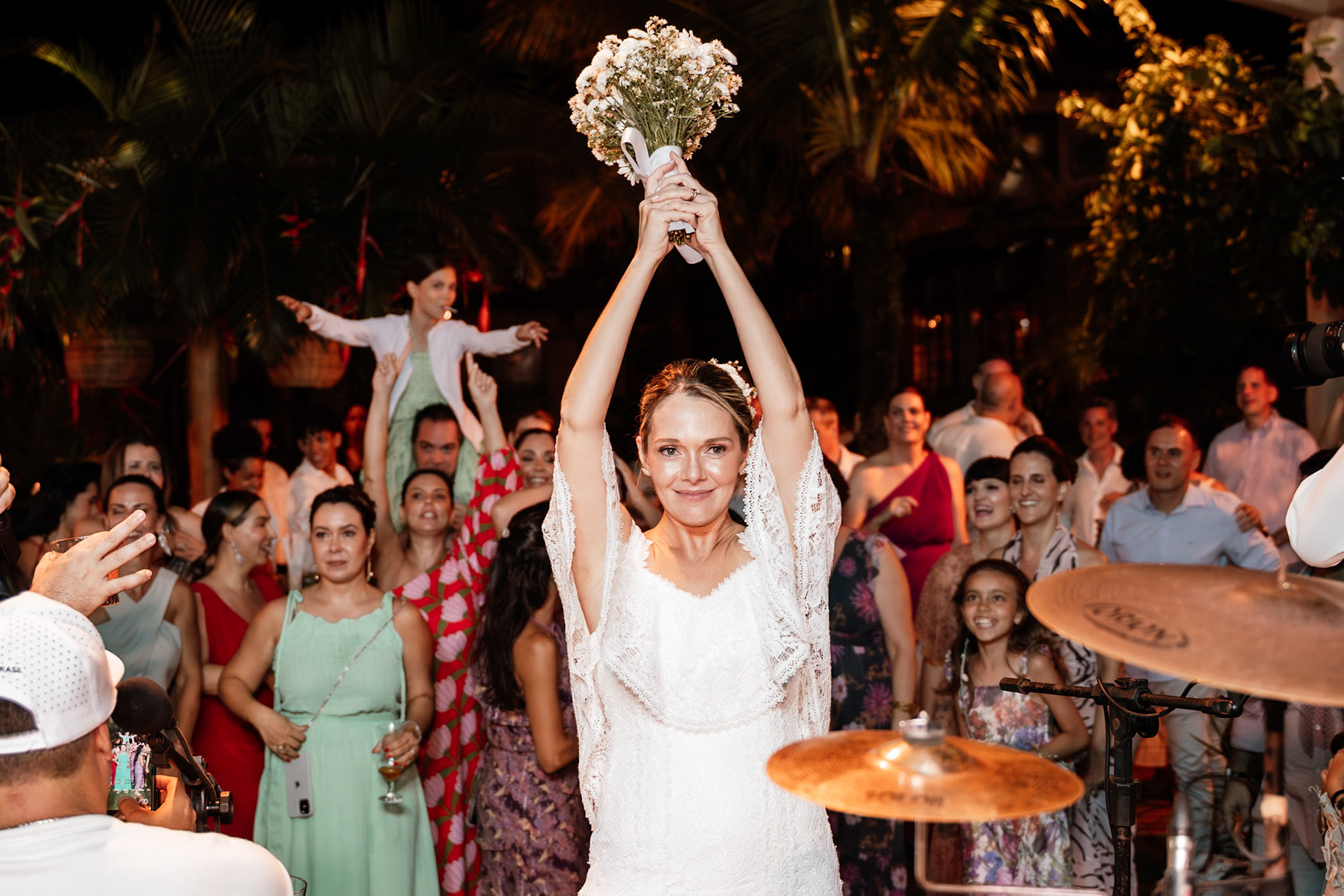 Noiva jogando Buquê no Casamento em Arraial D'Ajuda Bahia