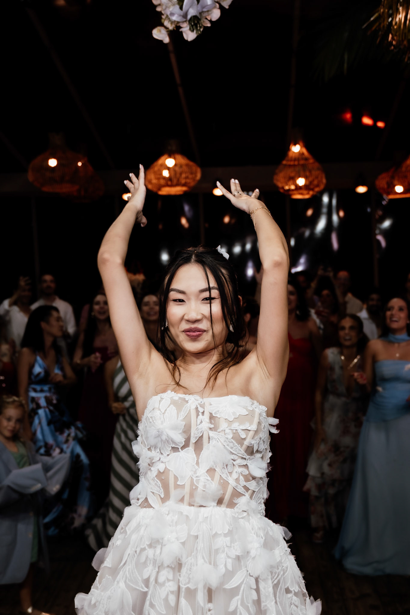 Noiva jogando buquê no Casamento em Trancoso Bahia
