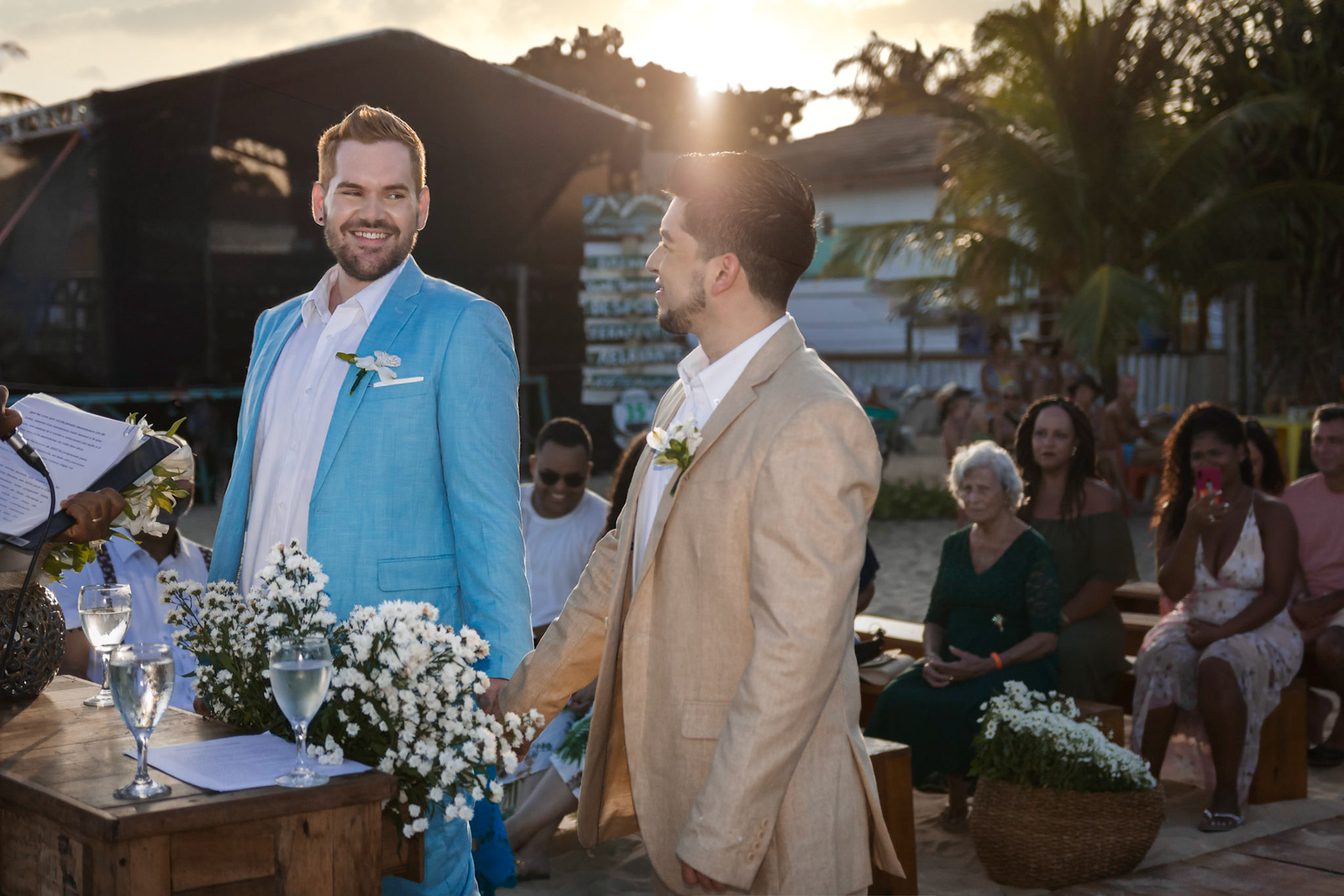 Cerimônia de Casamento Gay na Praia de Taperapuã em Porto Seguro