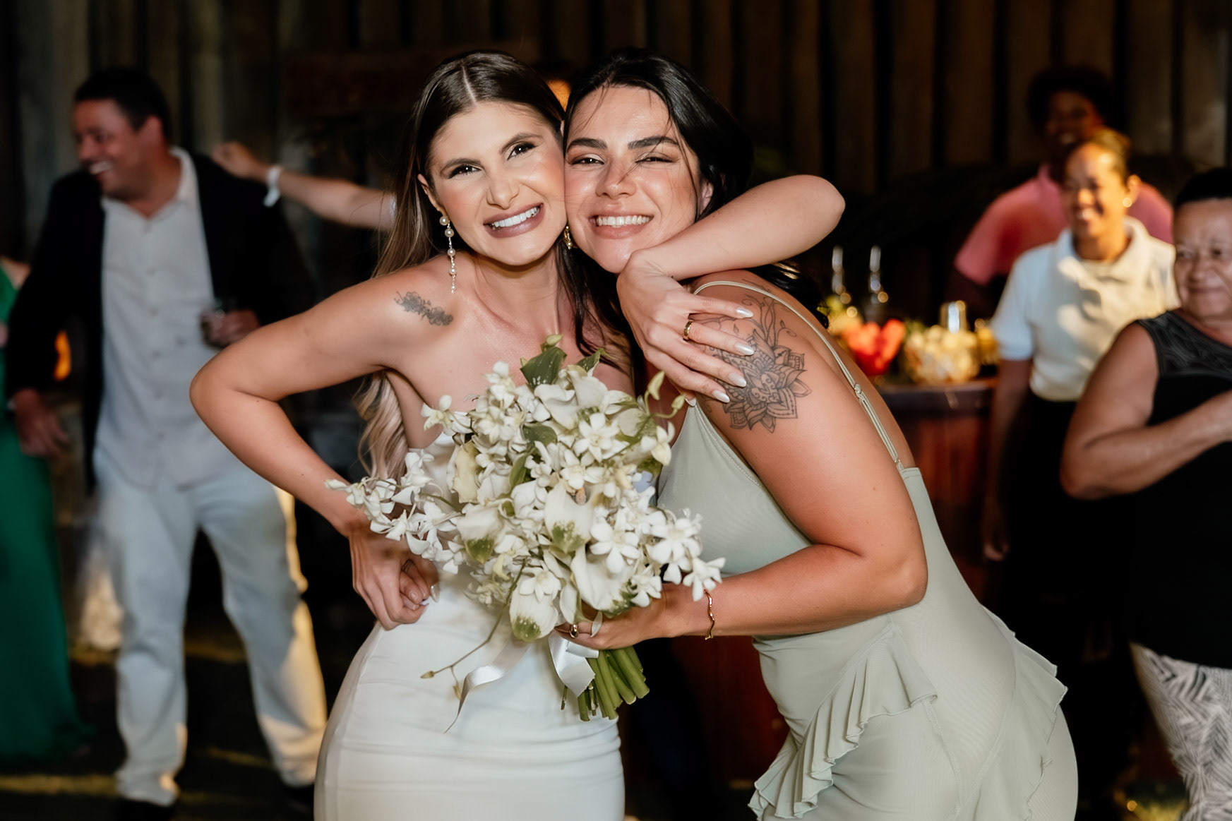 Noiva jogando Buquê no Casamento na praia em Arraial D'Ajuda Bahia