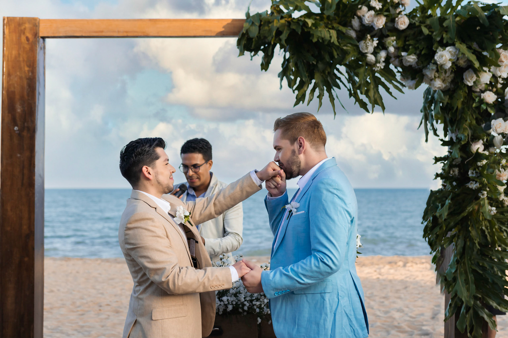 Cerimônia de Casamento Gay na Praia de Taperapuã em Porto Seguro