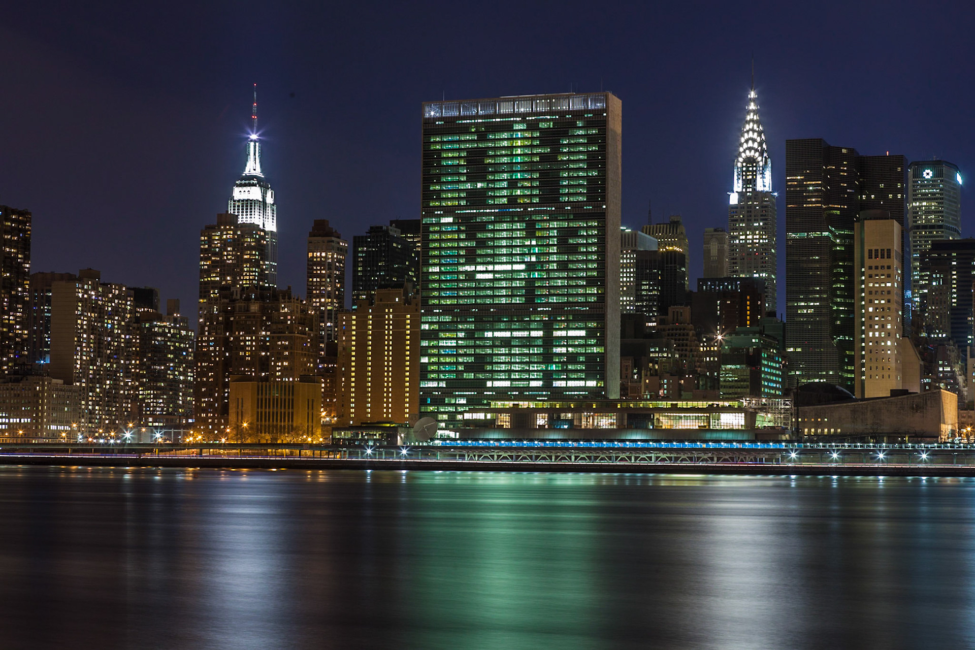 View of the Midtown Manhattan skyline with Chryster Building, Empire State Building and UN Building, seen from Gantry State Park in Long Island City, Queens, New York