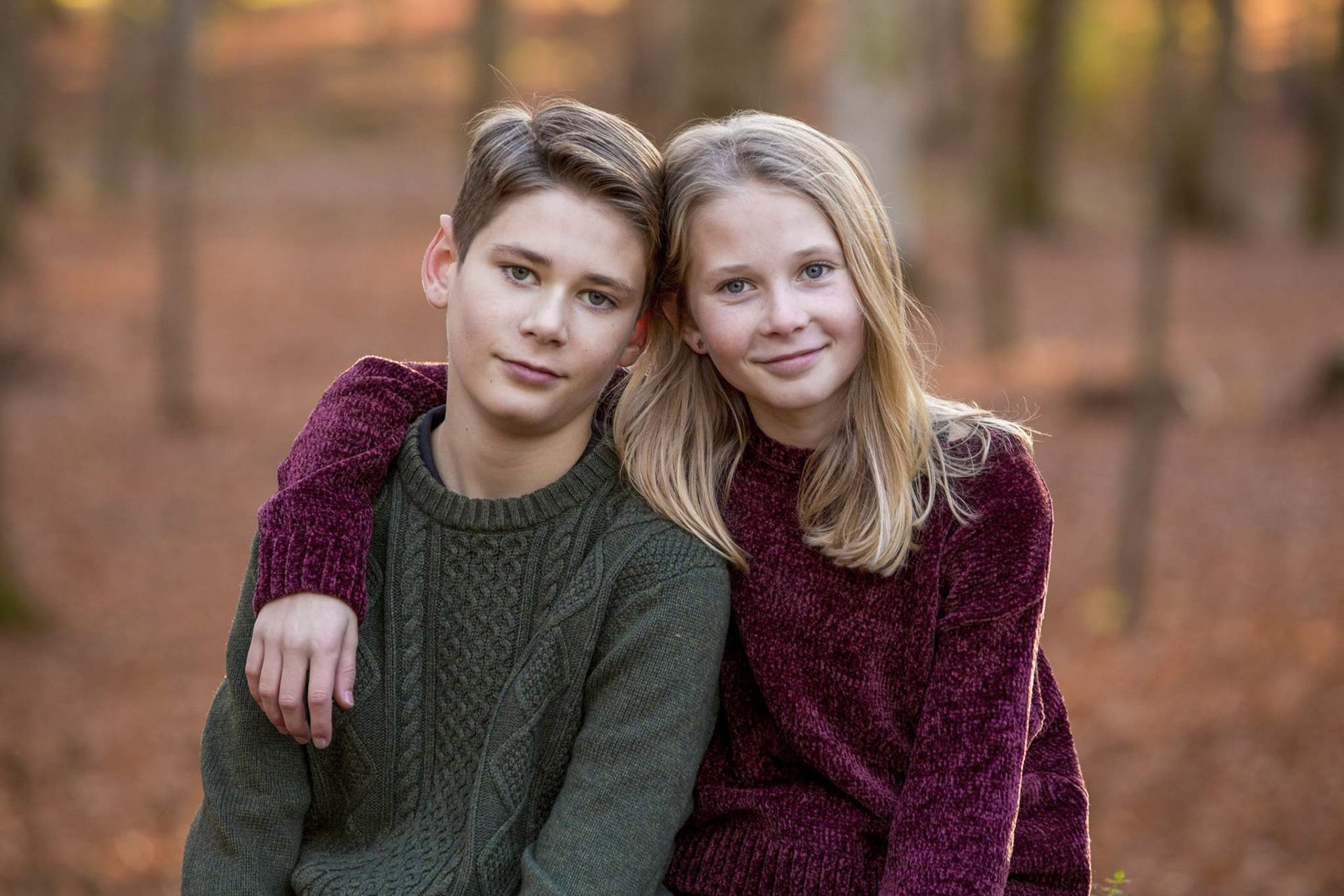 Två syskon sitter i skogen