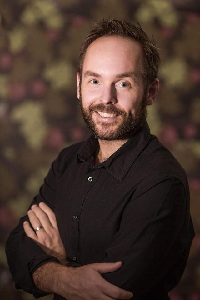 En glad man i svart skjorta